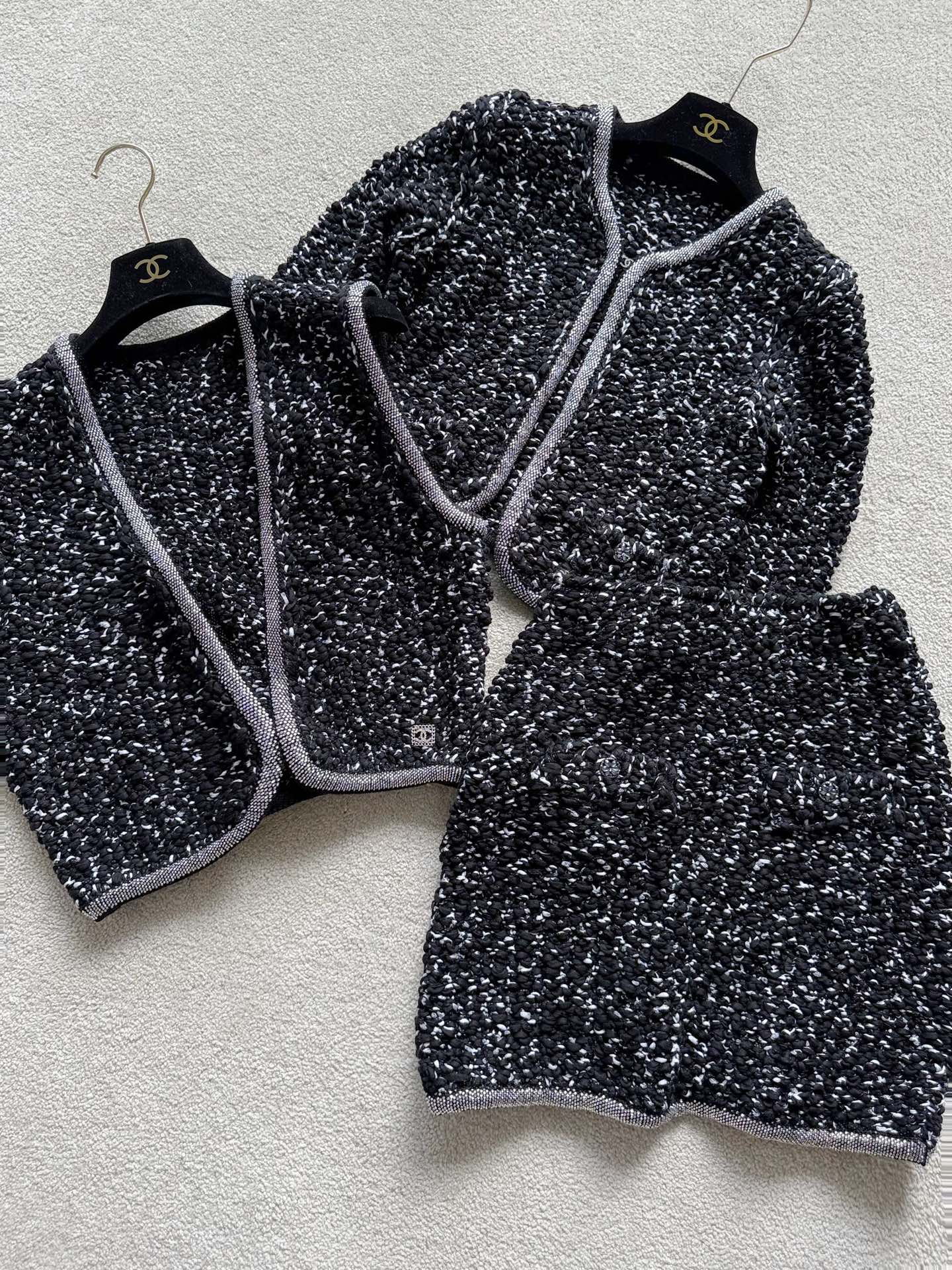 NO:534771,Real photos of the details of the matching skirt. You can mark the density of my house, the saturation and density of the diamonds on the hem, and the density of the market version, skirts, alexander wang19860909配套半裙细节实拍图 可以mark下我家的紧密度 以及下摆满钻的饱和度,密集度 都轻松吊打市面版本,,skirts,alexander wang,Women's clothing