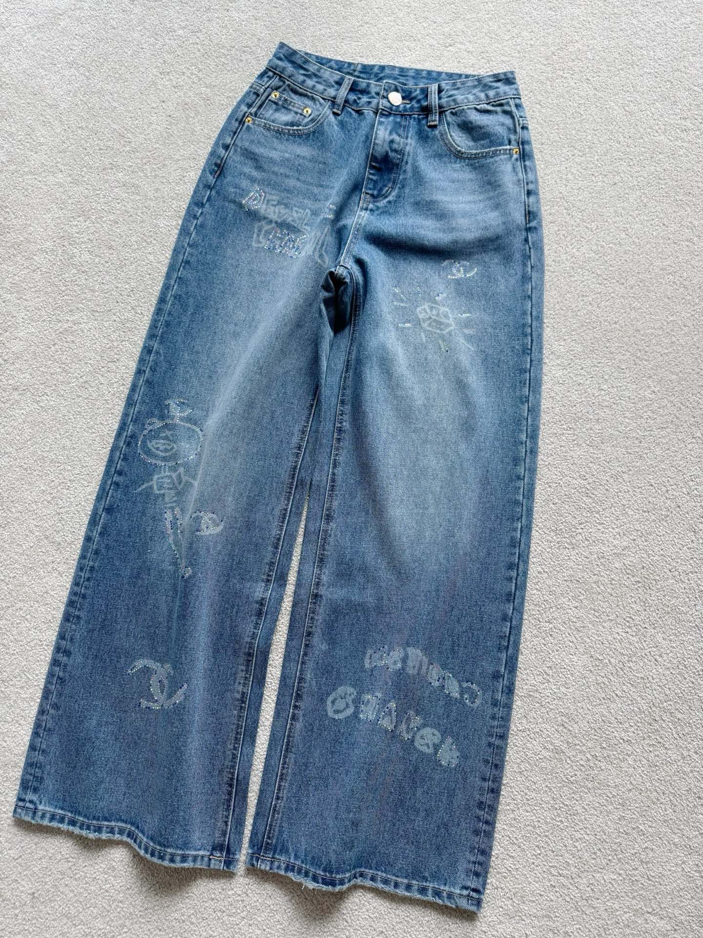 NO:534759,The gospel for jeans lovers~~ Super soft and comfortable loose straight jeans. You can try it boldly no matter what shape of your legs. CC graffiti elements are outstanding at a glance. Make you fashionable and not easy to wear the same clothes. I love this comfortable jeans when I go out on National Day. Colorful diamonds are based on graffiti printing. Take photos and make photos, which are cool and a bit erotic. The first batch of good goods are put into the warehouse every day. Fa, jeans, alexander wang19860909牛仔裤爱好者的福音~~ 超柔软又舒适的宽松直筒牛仔裤 不论你是什么腿形都可大胆尝试 CC涂鸦元素一眼出挑 让你穿得时髦又不易撞衫 十一出行就爱这种舒适牛仔裤 涂鸦印花基础上彩色烫钻 拍照hin出片,又酷又带点乖张 首批好货入库每天fa,,jeans,alexander wang,Women's clothing