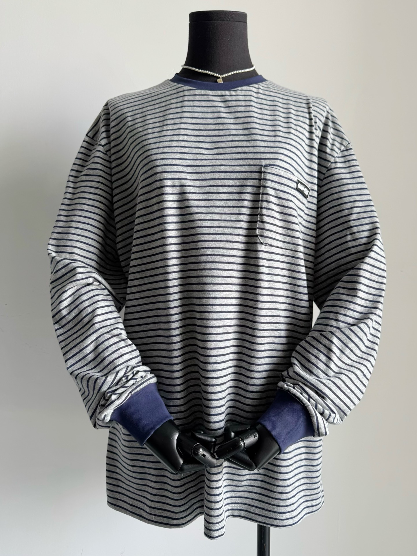 NO:534763,Miu Hai Soul Shirt has finally come a new product. You can keep it yourself with sharp eyes. Long-term pragmatism. There are very few pictures of the latest 25 autumn and winter models. Deep hidden blue + light gray pinstripe retro modern feel. Deep hidden blue thread customization in the same color. Ovesize loose style and not picky about the figure. A small logo miu embellishes it. Low-key and recognizable. A cost-effective item that can be worn alone and layered. Miumiu, alexander wang19860909Miu海魂衫终于来新品了 眼尖的赶紧自留,长期实用主义 25秋冬最新款上身图都还很少. 深藏蓝+浅灰细条纹复古摩登感 同色调深藏蓝螺纹定制 ovesize宽松版型不挑身材 一个小徽标miu点缀一下 低调又有辨识度 可单穿可叠穿的一件性价比单品,,miumiu,alexander wang,Women's clothing