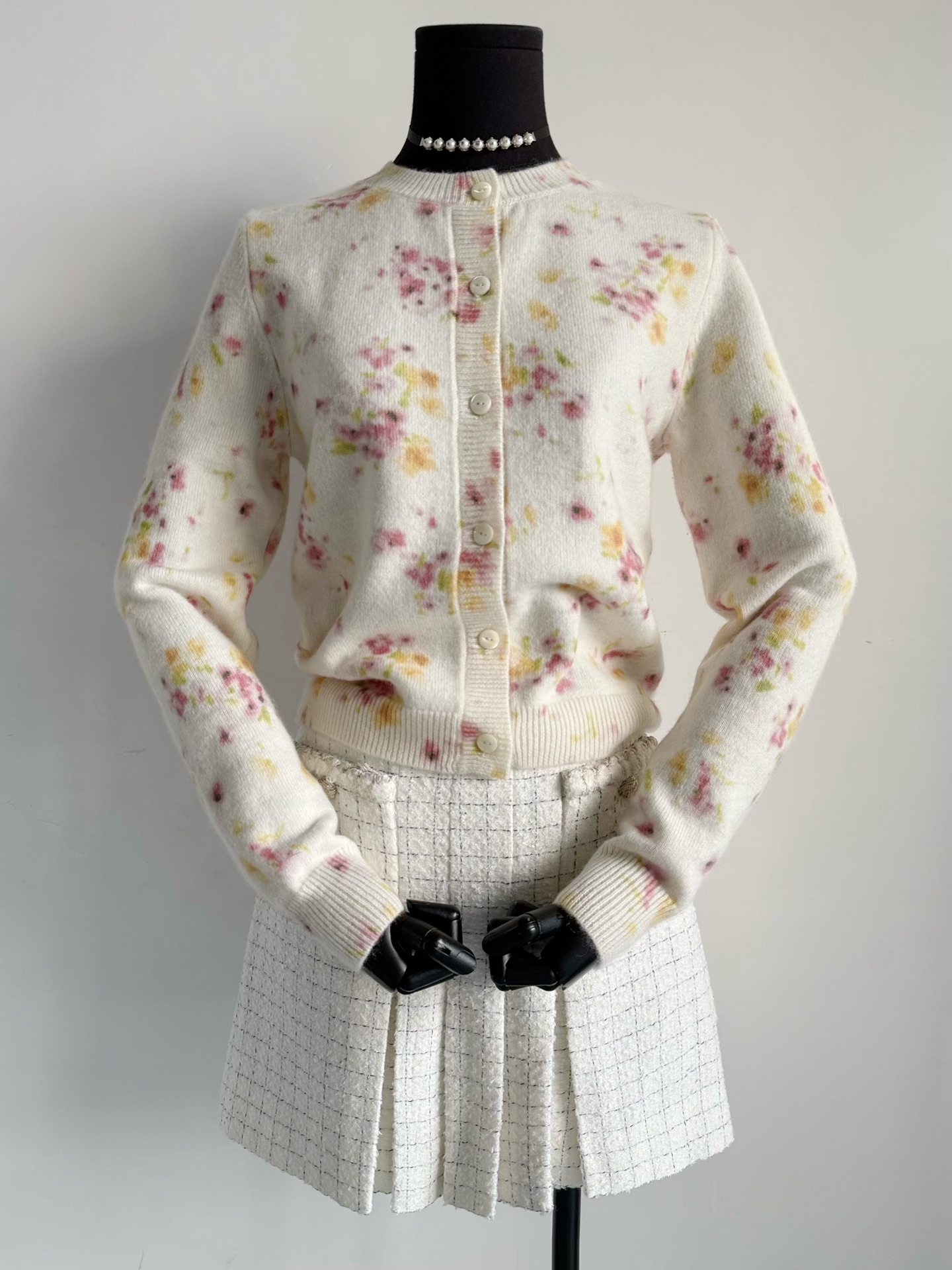 NO:534756,Prad@25new is not as beautiful as prad@. Such a fairy-like cardigan. There is no reason to grab the cabinet.~~ The beautiful yb fixed weaving and dyeing and restoration palette. The perfect combination of wool + nylon + mohair. The touch is soft and skin-friendly, soft and skin-friendly. It can be worn with pressure without pressure. The color matching is adjusted more than dozens of times to restore the ultimate. Natural Fritillar buckle, the back small triangle mark. The small details are deeply loved by me., prada, alexander wang19860909Prad@25new美得不像prad@了 如此仙气飘飘的开衫 柜子疯抢不是没有理由的~~ 绝美的yb定织定染还原调色盘 绵羊毛+锦纶+马海毛完美结合 手感软糯亲肤,软乎乎 可亲肤穿着无压力 配色调整数十次以上还原极致 天然贝母扣,后副小三角标 小细节都深得我心,,prada,alexander wang,Women's clothing