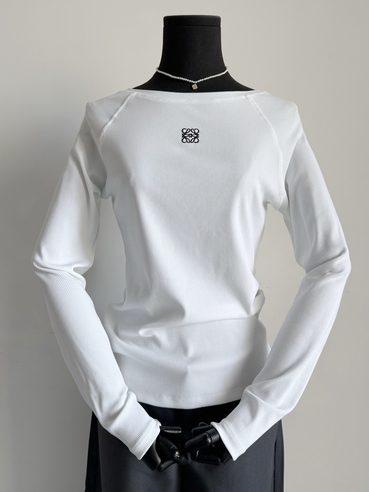 NO:535779,Loe has always been good at making basic styles. Crazy Amway's small embroidered logo ragdolls sleeve base shirt. The basic items are free to control. ~~ Customized Tennis + bamboo fiber pure cotton fabric, super skin-friendly. Both elastic and elasticity are good, and there is no limit. The classic embroidered logo is small and exquisite. There is no unnecessary design. It is best to wear two colors together., loewe, alexander wang19860909loe一向很会做基础款 疯狂安利这件小刺绣logo插肩袖打底衫 基础单品任意驾驭不出错 ~~ 定制天丝+竹纤维纯棉面料,超级亲肤 弹力和回弹性都很好,不设限 经典刺绣logo小巧而精致 没有一处多余设计 最好2色都收换着穿,,loewe,alexander wang,Women's clothing