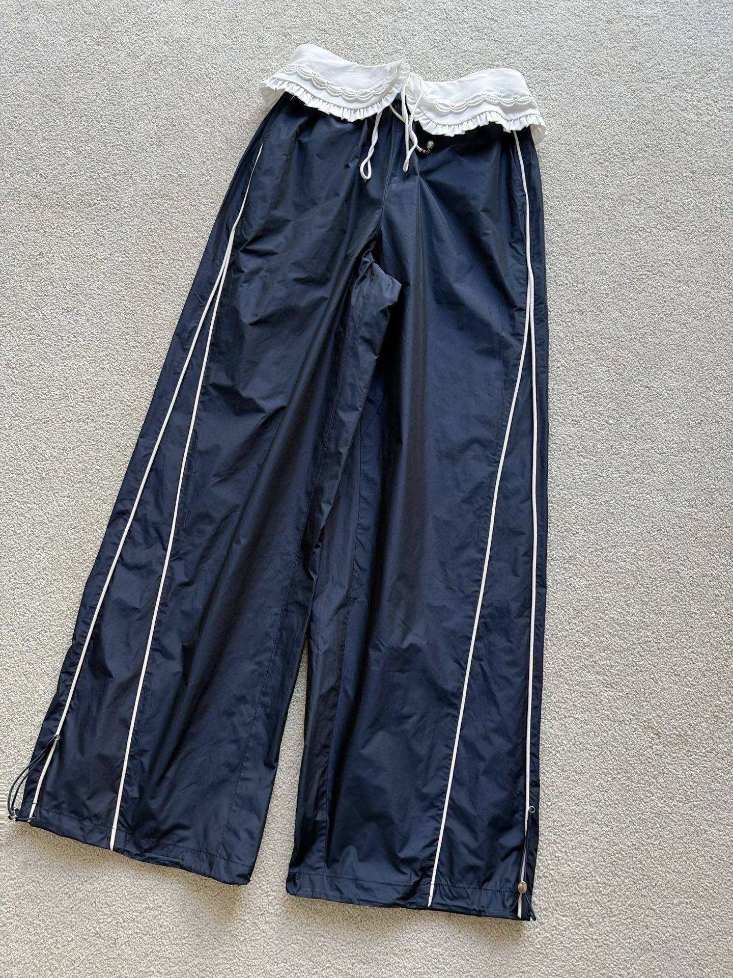 NO:535796,Even the sports and casual style can be so high-end. Lefam's sports and casual pants are eye-catching!! Customized deep blue nylon fabric with windproof and breathable elastic waist + trouser legs can shrink. The side lines modify the leg shape, making it more neat. The detachable white lace belt is completely OK with other pants. It is recommended to collect it with the same series of jackets, jackets & coats, alexander wang19860909连运动休闲风都可以如此高级 Lefam这一条运动休闲裤让人眼前一亮 !! 定制深藏蓝尼龙面料防风透气 松紧腰+裤脚抽绳可收缩 侧面线条修饰腿型,更显利落 可拆卸的白色蕾丝小花边腰带 搭配别的裤子也完全ok 推荐和同系列外套一起收,,jackets & coats,alexander wang,Women's clothing