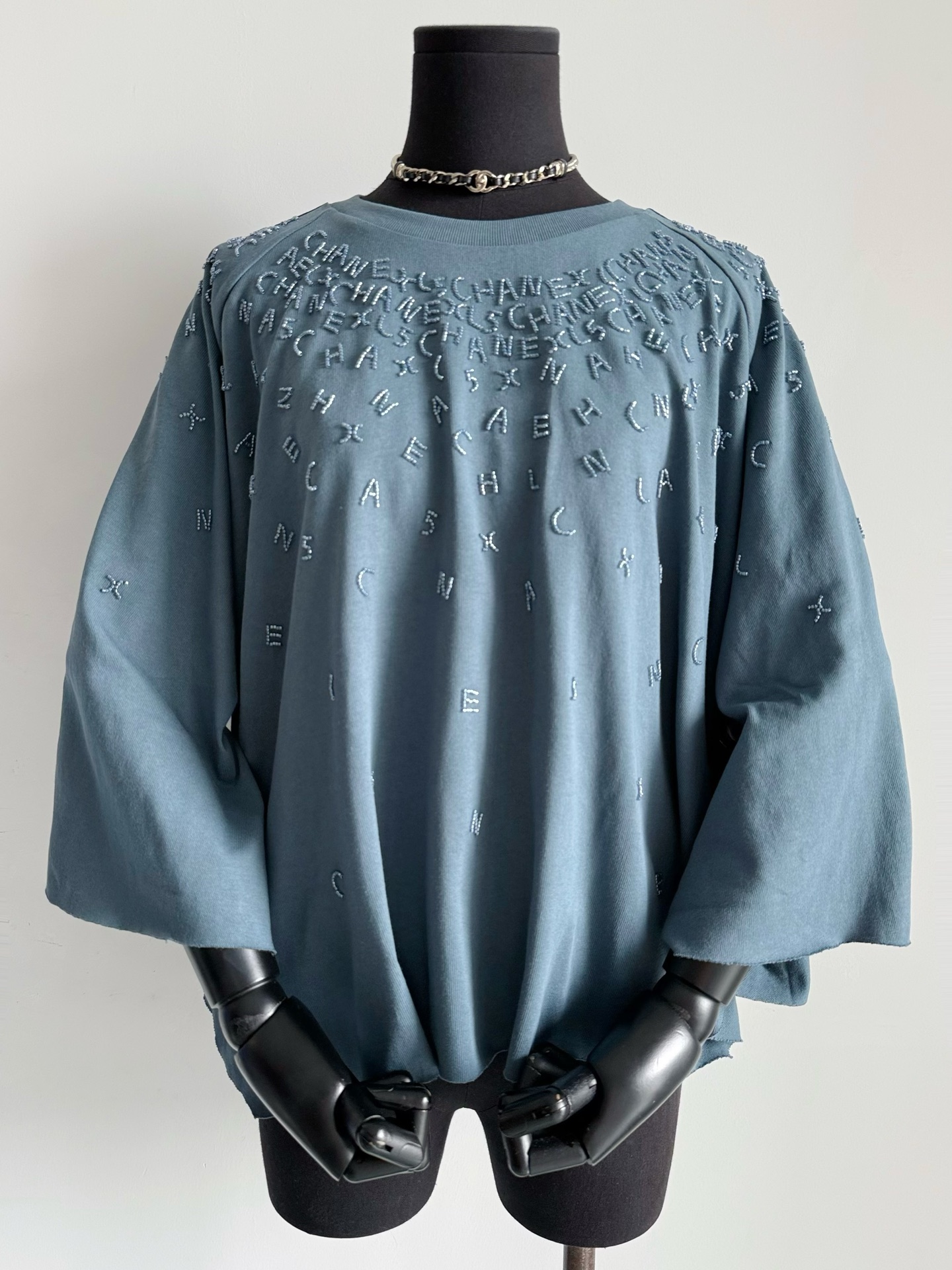 NO:536577,Production after a month of hard work, super heavy cotton super-foot cape-style tops, old blue and pure white, everyone praises me when it comes to warehouses. My handmade master should add chicken legs again. Gaoke heavy pure cotton fabric three-dimensional and boundless tailoring, irregular + cape tailoring, beautification ratio, full hand-made beading, sewing time and effort, splicing beautiful 'chane' letters, retro and exquisite, a single item worth buying and savoring, chanel, alexander wang19860909煞费苦心历时一个月出品 超重工纯棉质超足用料斗篷式上衣 做旧蓝和纯白色都无法抗拒 大货入库人人都夸 我家手工师傅又该加鸡腿了 高克重纯棉面料立体无边剪裁 不规则+斗篷剪裁设计美化比例 满副手工串珠缝制耗时耗力 拼接绝美“chane”字母,复古精致 值得入手细细品味的单品,,chanel,alexander wang,Women's clothing