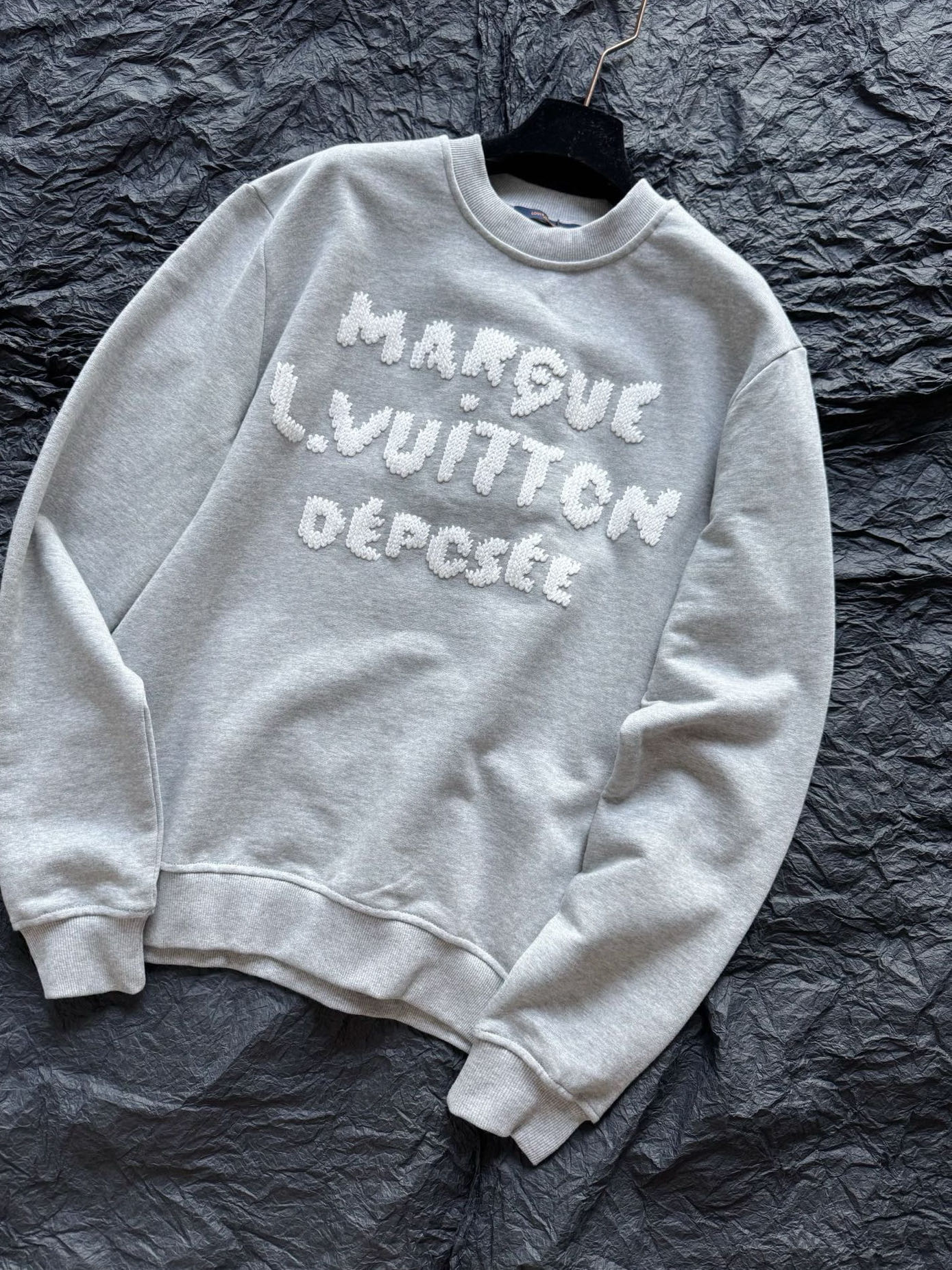 NO:536594,Low-key luxury and atmosphere. Donkey men's clothing is indispensable in autumn and winter. ~~ 11,300 buy custom fish scale velvet fabric. The front is smooth and flat, the back is soft and glutinous. It looks thicker and crisper than ordinary sweatshirts. Soft wool texture yarn embroidery. Each letter is accurate to the number of needles. The gray tone shows light luxury and high-end feeling. Both durability and high-end feeling are online., louis vuitton, hoodie, sweatshirts, alexander wang19860909低调奢侈有氛围感 驴的男装在秋冬是少不了要备的 ~~ 11,300买入定制鱼鳞绒面料 正面光洁平整,背面柔软丰糯 比普通的卫衣料更显厚实挺括. 柔软羊毛质感纱线刺绣 每一个字母精确到针数还原 灰色调显轻奢且高级感 耐穿度与高级感双双在线,,louis vuitton,hoodie,sweatshirts,alexander wang,Women's clothing