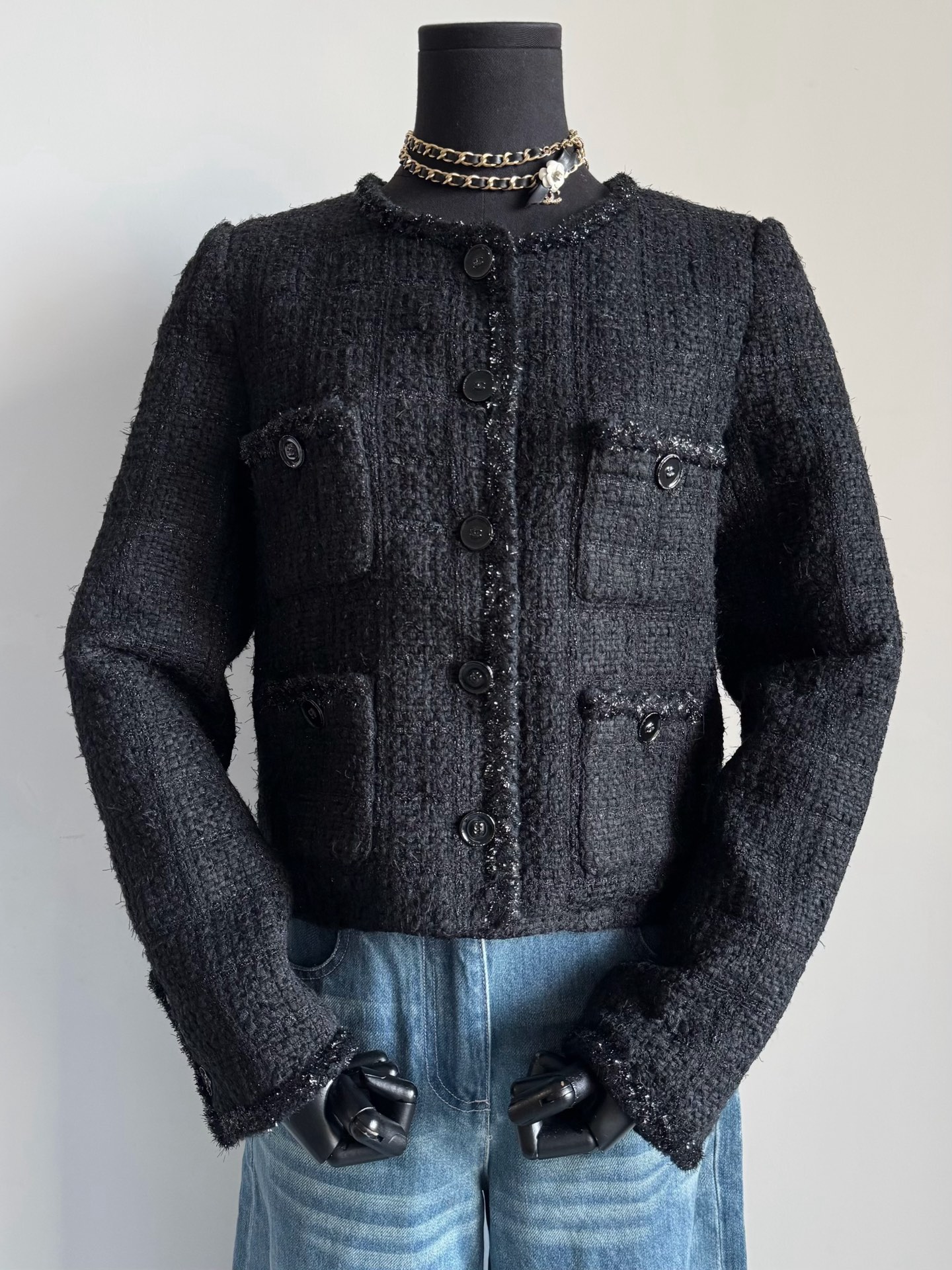 NO:546013,All faithful fragrance powder understands this black and gold jacket, which is truly long-termism and never goes out of date. It is suitable for various daily outfits or high-end occasions, and does not pick the lower body at all. Customized wool tweed fabrics are the overall details of checkered patterns and rich layers. The heavy industry woven webbing is hand-processed and sewn, straight and stylish, and refuses a sense of cheapness. The lining insists on customizing 18m silk logos on the market. There are really not many people who insist on heavy industry materials. Jackets & coats, real silk, alexander wang19860909忠实的香粉都懂这种黑金外套 是真正的长期主义永不过时. 适配各种日常穿搭或者高端场合 也完全不挑下半身 定制羊毛粗花呢编织面料 整体呈现方格纹的细节,层次丰富 重工编织织带经由手工处理缝合 笔挺有型拒绝廉价感. 内衬坚持定制18姆真丝logo吊打市面 如此坚持重工用料的真心不多,,jackets & coats,real silk,alexander wang,Women's clothing