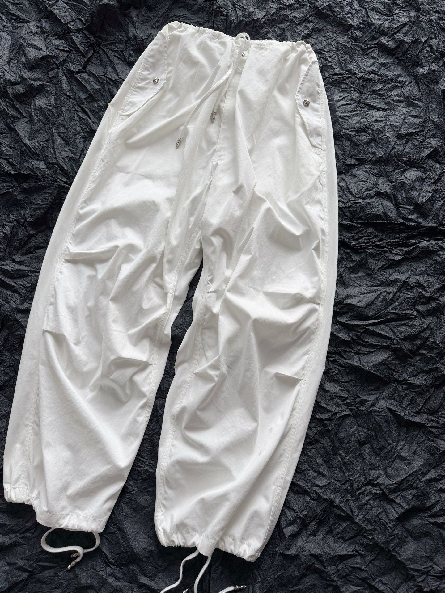 NO:545989,History is nearly two months of repeated adjustments. Heavy Industry has created this collection-level umbrella pants/casual pants. It is truly soft and casual pure cotton fabric, super soft and glutinous. It is more comfortable than previous work pants!! Pay attention to the genuine leather cross logo of my home. The embroidery thread of each color matching needs to be customized. The position and shape of the collage need to be accurately compared one by one without any difference. The loose drawstring at the waist can be retracted, and there is no limit at all. The hardware in the trouser legs/waist is very heavy-duty, alexander wang19860909历史接近两个月反复调整 重工打造这条收藏级别的伞裤/休闲裤 真正柔软休闲纯棉面料,超软糯 比以往的工装裤都更舒适 !! 注意我家真皮十字花logo 每一个配色的刺绣绣线都需要定制 包括拼贴的位置和形状 都需要一一精准对照无差别. 腰部宽松抽绳可收缩,完全不设限 包括裤脚/腰头部分五金都很重工,,alexander wang,Women's clothing