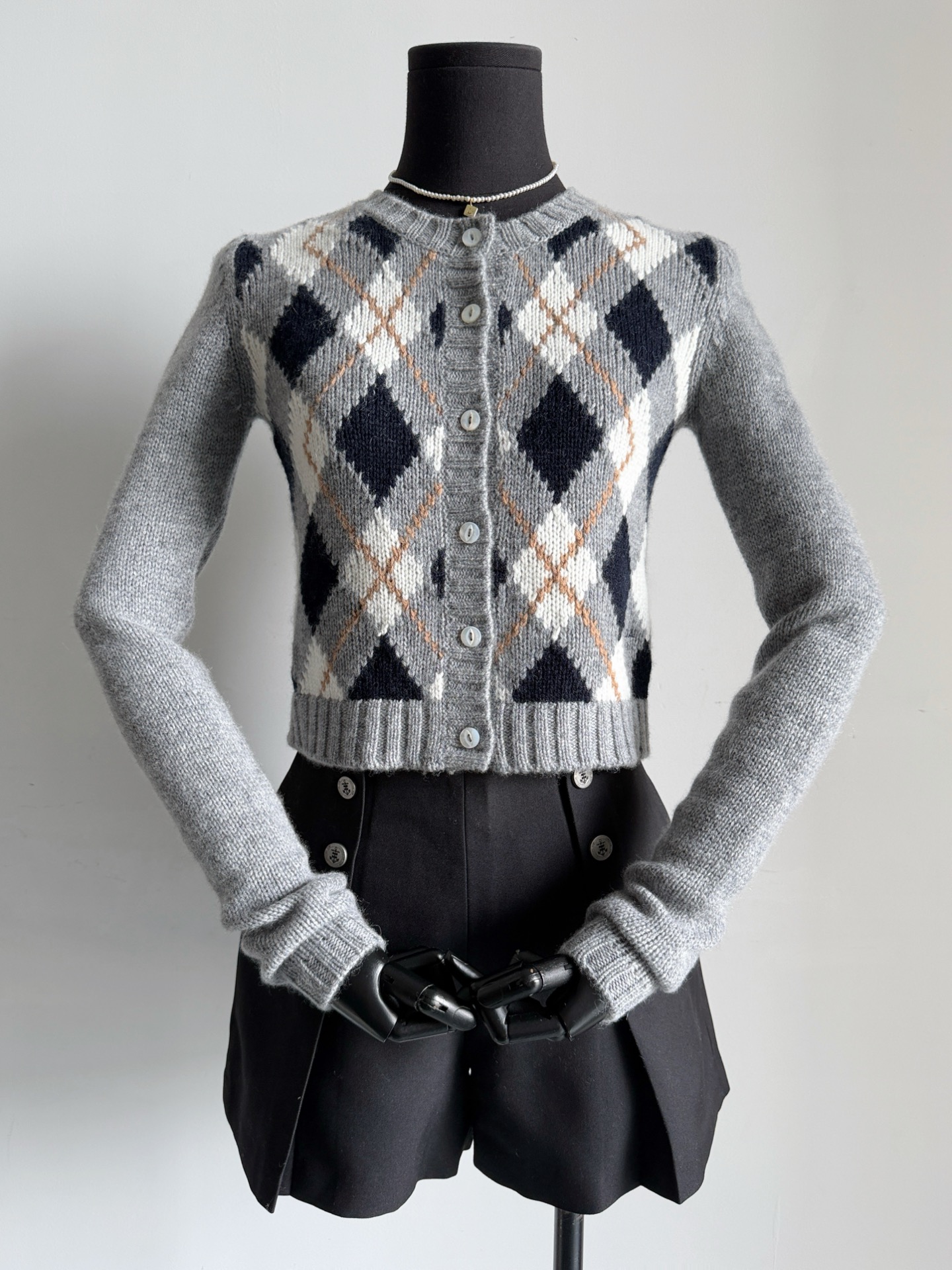 NO:545960,Prad@new product for age-reducing college style. This shirt is on the tip of my heart ~~ I found it to be unexpectedly soft and waxy. It can be worn alone/layered/close to the body. Custom-woven and dyed floral gray + beige + dark blue cashmere. Checkered jacquard knitting perfectly cures obsessive-compulsive disorder. The whole piece is slim, short and elastic. There are no restrictions on body shape or age. A small logo on the hem is decorated with low-key luxury.  Items that people can’t put down, prada, alexander wang19860909减龄实穿学院风prad@新品 这件小衫长在我心尖上 ~~ 入手发现出乎意料的软糯 真正单穿/叠穿/贴身穿都可 定织定染花灰色+米色+深藏蓝羊绒 对格提花针织完美治愈强迫症 整件修身短款,又富有弹力 对身材和年龄都不设限. 下摆一个小logo点缀低调奢华 让人爱不释手的单品,,prada,alexander wang,Women's clothing