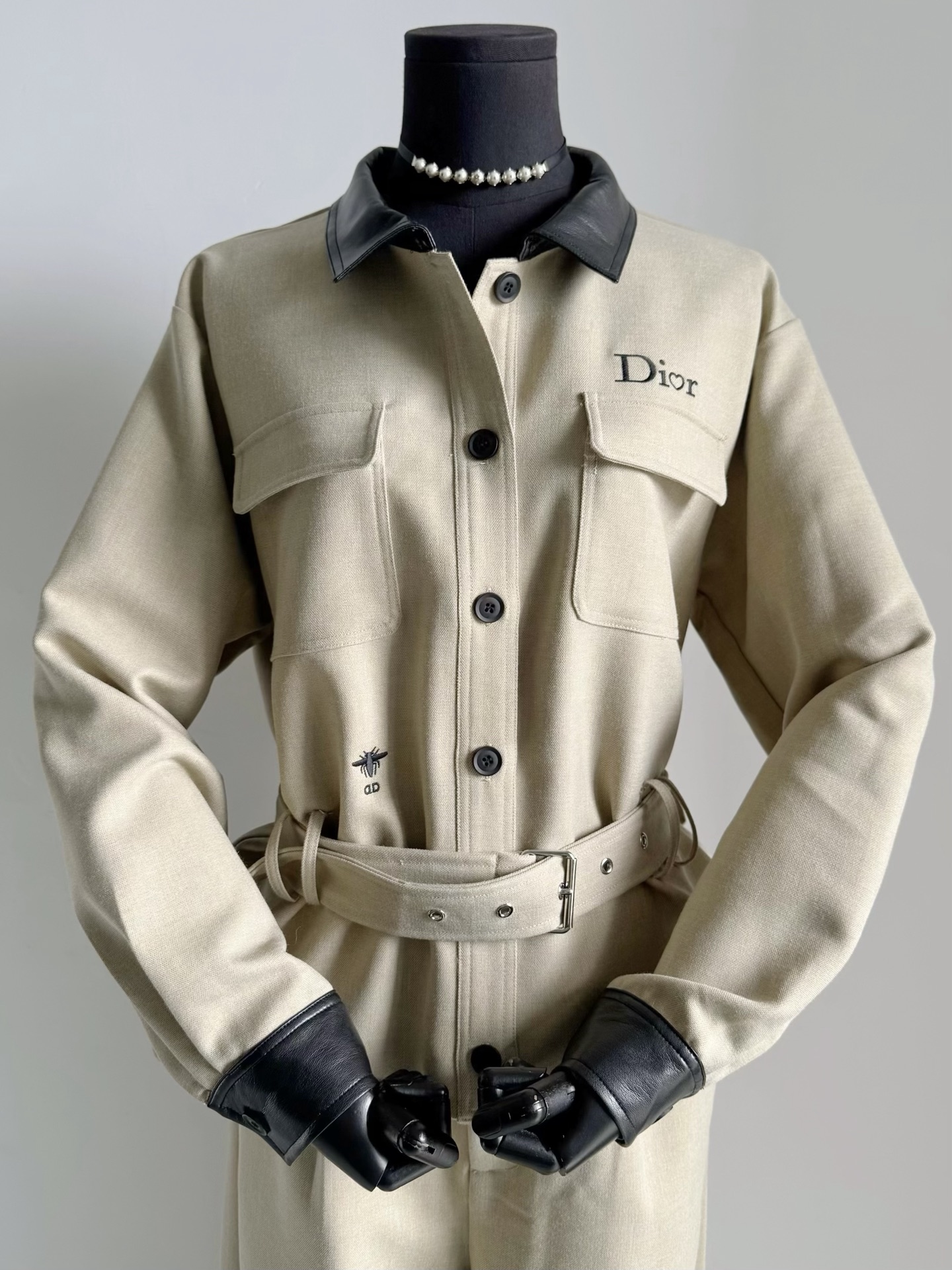 NO:546921,The urban casual temperament suit that can be used for daily commuting is really irresistible!! The khaki suit fabric is the main tune, classic and durable. It is paired with leather-textured black lapel and cuffs. It is both high-end and elegant and daily wearable. It meets the needs of many occasions and refuses to put the bottom of the box. The silver metal belt is distributed with adjustable buckles to make it look more elegant and good in shape. There is no need to worry about matching, the upper body is directly exaggerated. It easily spans three seasons, business suit, alexander wang19860909可日常可通勤的都市休闲气质套装 真的让人无法拒绝 !! 卡其色西装面料做主调,经典耐看 搭配皮革质感的黑色翻领和袖口 既高级优雅又日常实穿 满足多场合需求,拒绝压箱底 配送银色金属腰带通过可调节扣收腰 更显高级优雅和好身材 不用费神搭配,上身直接被夸爆的一套 轻松横跨三个季节,,business suit,alexander wang,Women's clothing