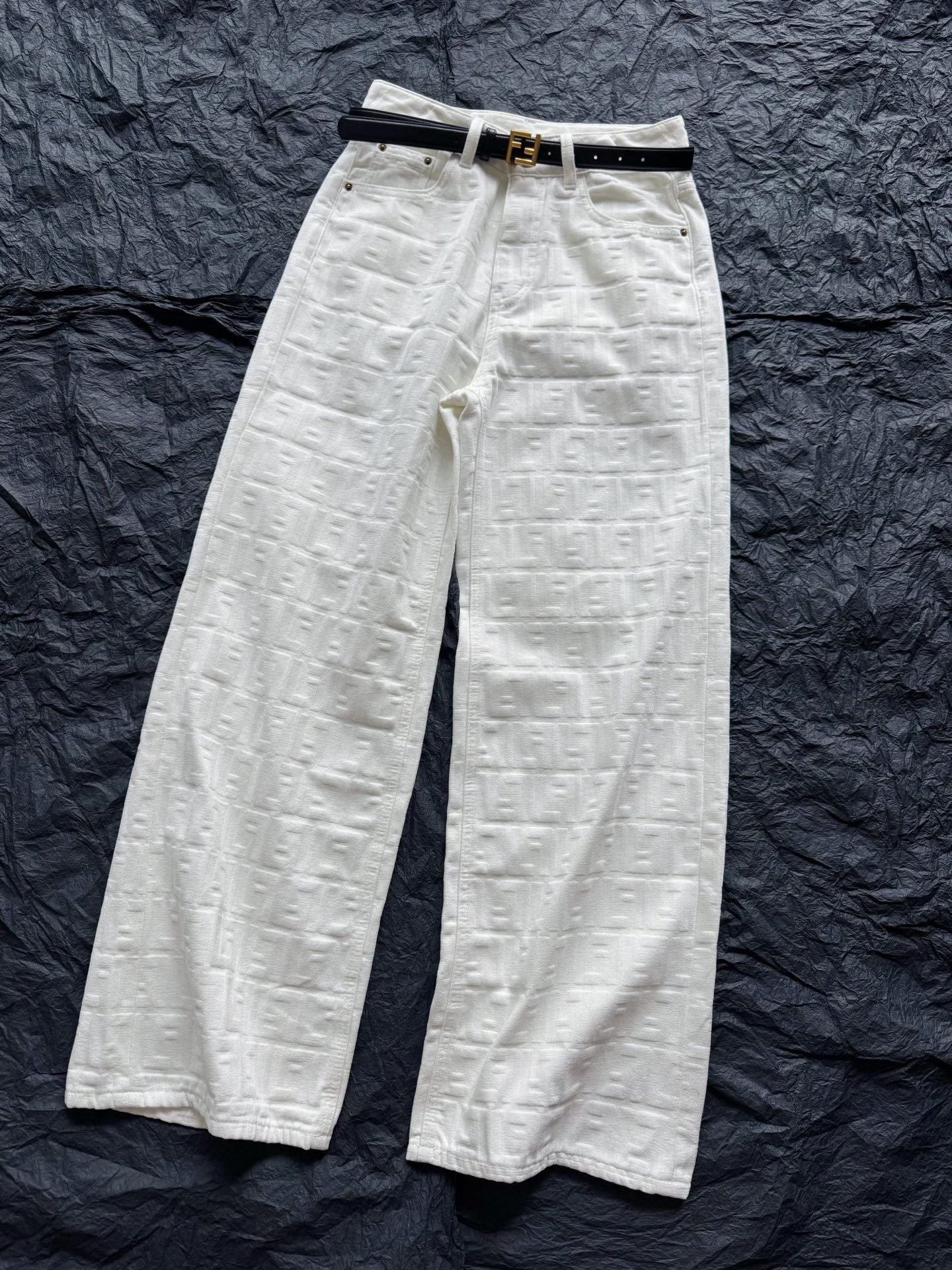 NO:546882,This year's autumn and winter magic pants continue to be released. FF classic jacquard chenille denim is here!! It is more advanced than the previous pants. This year's custom fabric is surprisingly satisfactory. In addition to the jacquard, it has a soft and glutinous feel and has a full drape. It is all the advantages it should have. Straight-leg pants are medium and high waist and a belt that is very friendly to all leg shapes. You can wear all tops in autumn and winter without any choice. Alexander wang19860909今年秋冬神裤继续发布 FF经典提花雪尼尔牛仔来啦 !! 比以往的裤子都更显高级 今年的定制面料出奇地让人满意 除了提花更有立体感之外 手感软糯,垂坠感十足 该有的优点都被它囊括. 直筒裤型中高腰再配送腰带 对各种腿型都很友好 秋冬可搭一切上衣完全不挑,,alexander wang,Women's clothing