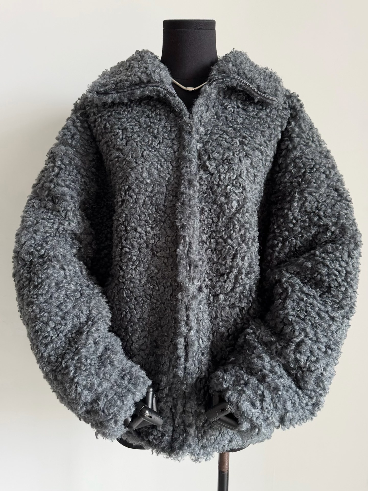 NO:546950,A perfect piece of hand speed. You can buy it in stock. You can buy it in a smart fashion sense. No one can escape the furry jacket of acne. It is hard to find a cabinet. The price is increased offline!! The color is super special, I fall in love with it at first sight. The light haze blue that is fixed in the box is smooth and comfortable. It feels as warm as the first sheep. The super mini engraving letter zipper. The back is old and the same color leather logo. Every small detail shows my strength., acne studios, jackets & coats, alexander wang19860909妥妥的拼手速的一件精品 趁现货入手才是聪明的时髦精. 谁都无法逃避acne这件毛茸茸外套 柜子一码难求线下都要加价 !! 颜色超级特别,一眼爱上 稀缺yb购入包缸定染的浅雾霾蓝 手感顺滑舒适,如初剪羊毛般温暖 超mini的刻字字母拉链 后背做旧同色系皮标logo 每一处小细节都彰显着我家实力,,acne studios,jackets & coats,alexander wang,Women's clothing