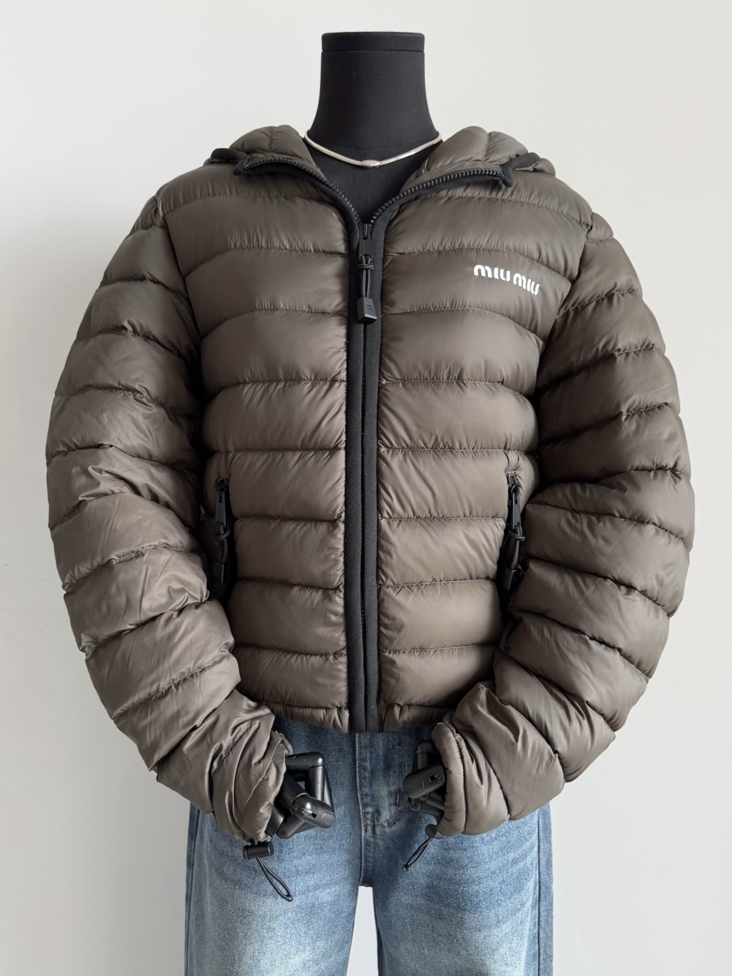 NO:546910,The first down jacket this year must have gold content. Top quality and price. Those who know how to buy goods take advantage of the first batch of spots. No matter what the market economy is, we have launched a 90 national standard white goose down that can be inspected. It is both ultra-light and thin and super warm!! The outer wind-proof and water-repellent recycled fiber is mainly a lightweight and practical wear, which can easily meet the needs of single wear/inner wear. The hooded design is casual and age-reducing, and it is not picky at all., down jacket, hats, alexander wang19860909配防尘袋今年第一件羽绒服必然有含金量 顶级品质跑量价格 懂货的趁首批现货来冲 不管行情经济如何 我们重磅推出可过检的90国标白鹅绒 既做到了超轻薄也做到了超保暖 !! 外层防风拒水的再生纤维 主打一个轻盈实穿 可轻松满足单穿/内搭需求 连帽设计休闲减龄,完全不挑,,down jacket,hats,alexander wang,Women's clothing