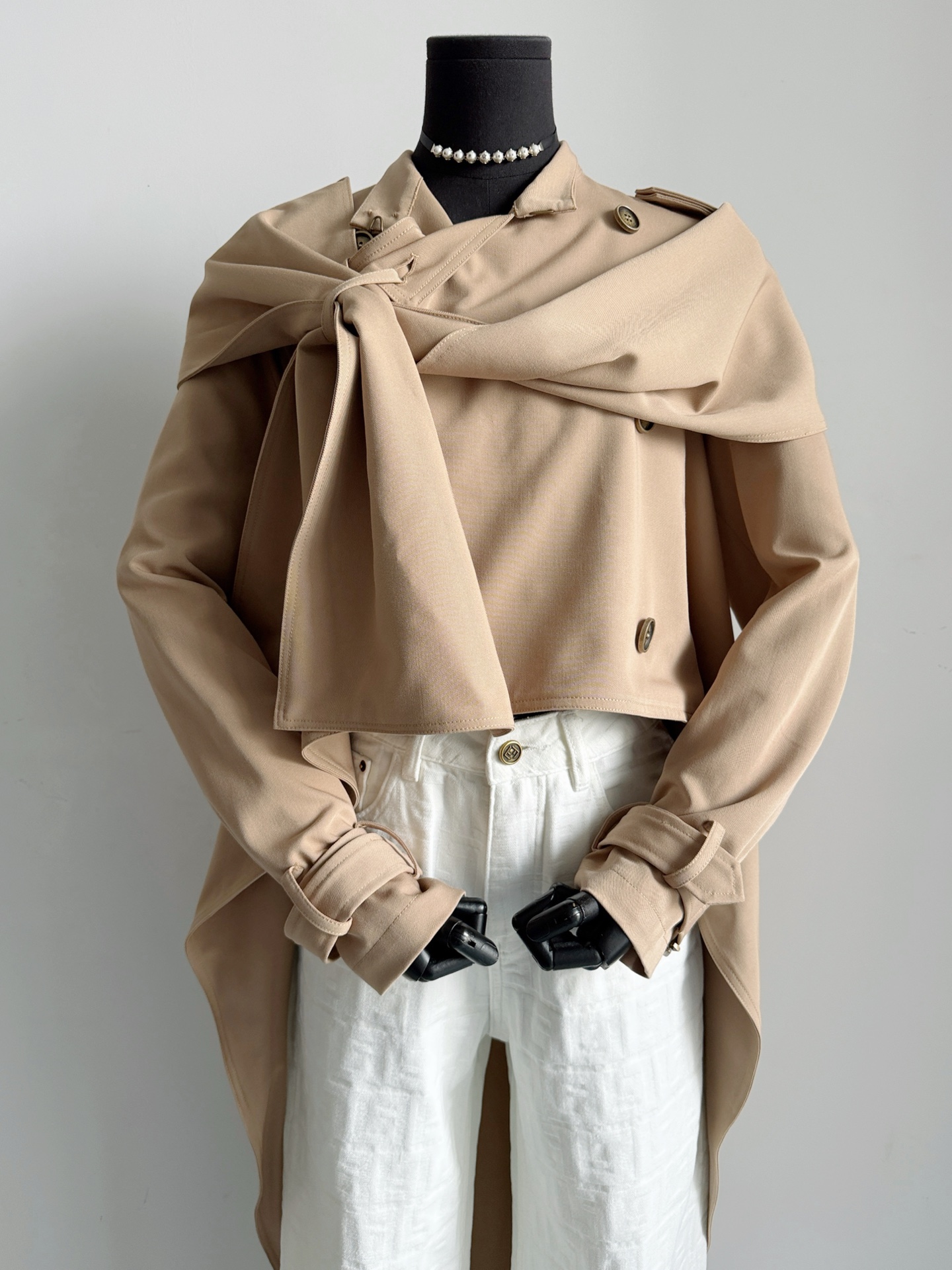 NO:547714,One of the autumn and winter battle robes I prepared for you bbr irregular tailoring shawl cloak windbreaker has completely refreshed my understanding of his windbreaker!! Many celebrities and celebrities have this one on the upper body, and the billionaire kylie private clothes are also left. I recognize the three-dimensional tailoring and restoration of my large factory. It consumes a lot of materials, 2/3 times that of ordinary windbreakers. Because the tailoring is wasteful, the cost is also high. Delivery shawls and belts. Various ways to wear can be unlocked and will never be blocked. The upper body of the large goods has its own three-point aura. The first batch of good goods with high vision to enter the warehouse. Shawls, alexander wang19860909给你们备的秋冬战袍之一 bbr不规则剪裁披肩斗篷风衣 完全刷新了我对他家风衣的认知 !! 不少明星红人都有上身这件 亿万富婆kylie私服也留了. 认准我家大厂做工立体剪裁还原度 非常耗费料子,是普通风衣的2/3倍 因为剪裁浪费得多所以成本也高 配送同面料披肩,腰带 多种穿法可解锁绝不会压箱底. 大货上身自带三分气场 首批好货入库眼光高的来品一品,,shawls,alexander wang,Women's clothing