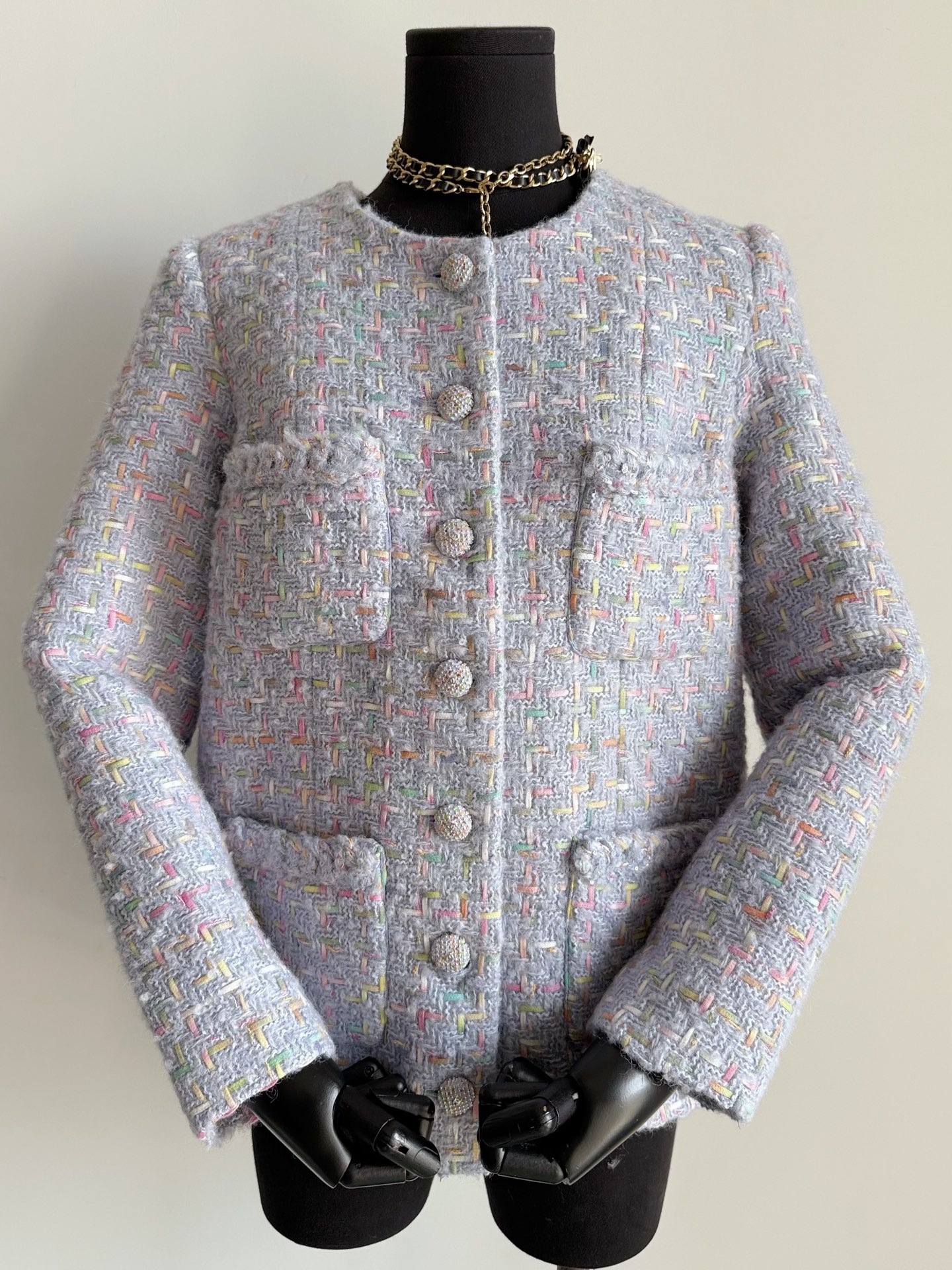 NO:547747,Who wears the purple elements that are popular this year is expensive? Until I met this beautiful tweed jacket, which brought purple to the extreme. This purple tune that is hard to come by is the color palette of the top designer!! Buy yb to develop wool tweed fabric with a lot of money. Repeatedly adjust the wool ratio and weaving details. You can see rich layers and color saturation. Infrared positioning and tailoring style, upright and beautiful. 18m silk lining and yb hardware buckle. I'm tired of collecting the highest version, and collecting it when you see it. Jackets & coats, real silk, alexander wang19860909今年盛行的紫色元素谁穿谁贵 直到遇到了25B这件绝美粗花呢外套 把紫色发挥到了极致 这个可遇不可求的紫调 还得是顶尖设计师调色盘才有 !! 重金购入yb开发羊毛粗花呢面料 反复调整毛料配比,以及编织细节 看得到丰富的层次和配色饱和度 红外线定位剪裁版型,挺拔秀丽 18姆真丝内衬加yb五金扣我都说腻了 要收就收最高版本,见好就收,,jackets & coats,real silk,alexander wang,Women's clothing