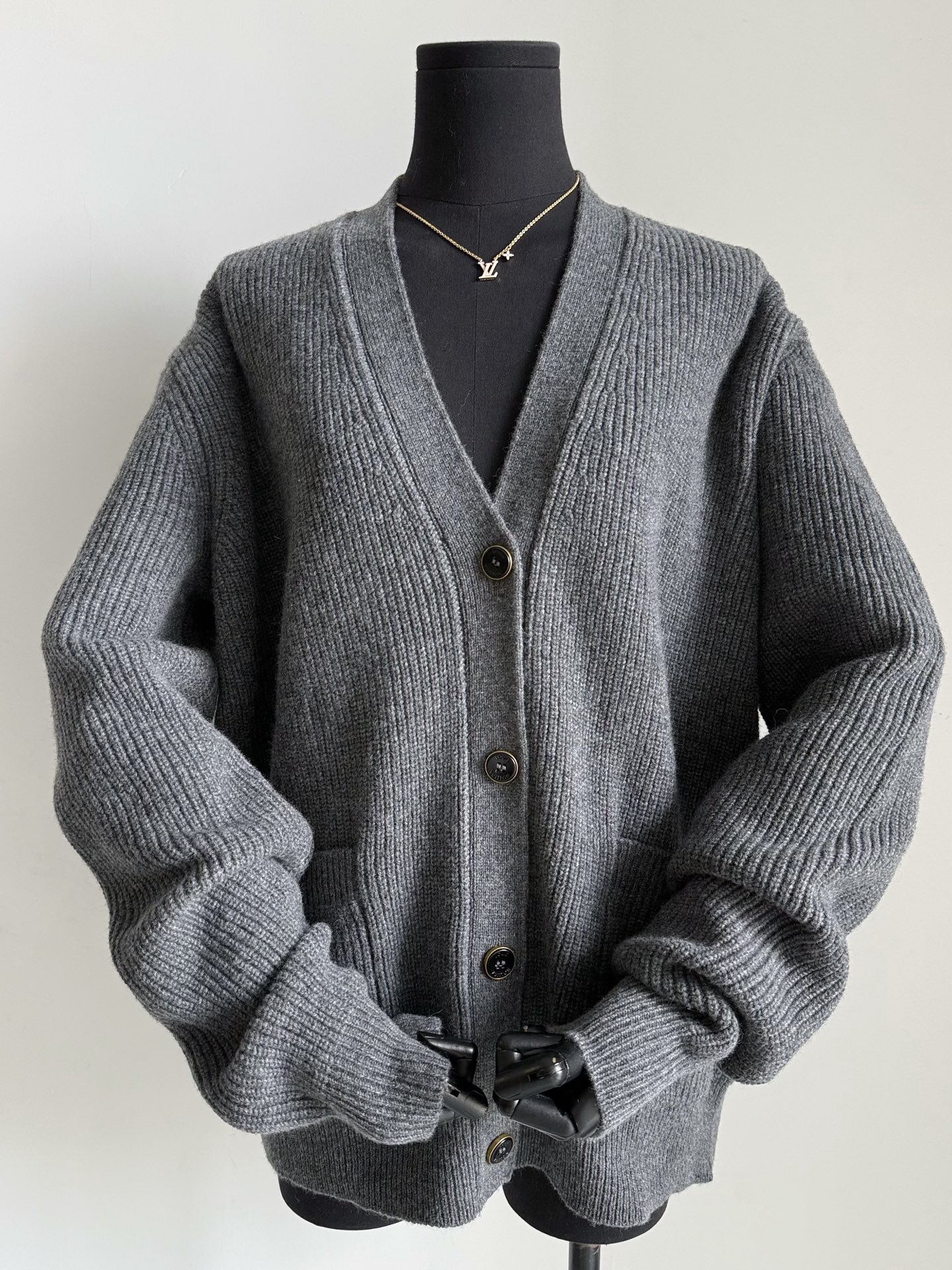 NO:547712,VIP limited cardigan with identity logo can be accessed freely without any difference. Exclusive yb small 2w purchases at high prices. Customized wool materials + tailoring workmanship paired with one-by-one version. Selected pure cashmere wool materials, soft, delicate and skin-friendly and comfortable. It seems simple but actually hides delicate and hard textured skin. Accurate embroidered logo logo in the pocket. The overall texture and layering gap are widened with the market., Alexander wang19860909vip限定自带身份标识的开衫 可自由出入柜子无差别. 独家yb小2w重金购入 定制毛料+剪裁做工逐一对版 甄选纯山羊绒毛料,柔糯细腻亲肤舒适 看似简约实则暗藏细腻坚纹理肌 口袋处精准刺绣logo标 整体质感和层次感和市面拉开差距,,alexander wang,Women's clothing