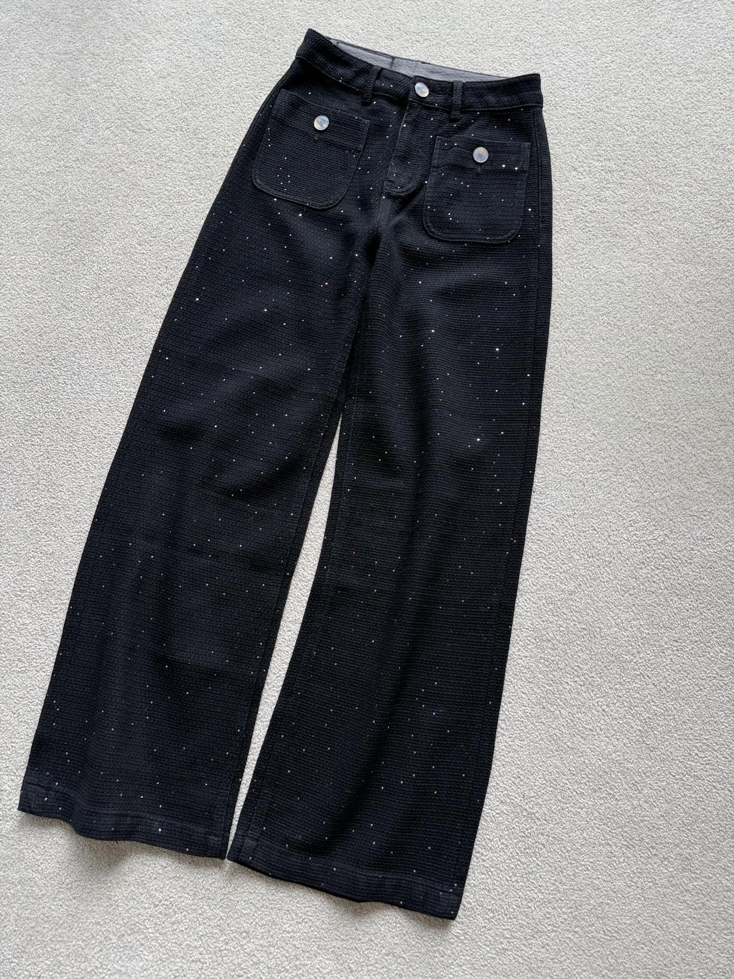 NO:549849,They are not just any good pants that can be seen in the market. My custom-made fabrics are very fine. Waffle texture denim and cotton, with rich layers. The whole piece is decorated with not too many colorful diamond details. It is not overly exaggerated. The light looks more advanced in different scenes. Straight-leg loose pants, mid-high waist, careful and tolerant of various imperfect leg shapes. The custom-made fabrics have a long replenishment cycle, take them when they are in stock,, alexander wang19860909不是市场随便能看到的好裤子 我家定制面料看得到得精细 华夫格质感牛仔棉,层次丰富 整件添加不多不少的彩钻细节 不会过分夸张 在不同场景光线更显高级 直筒偏宽松裤型,中高腰 对各种不完美腿型都细心包容 定制面料补单周期长,趁现货收,,alexander wang,Women's clothing