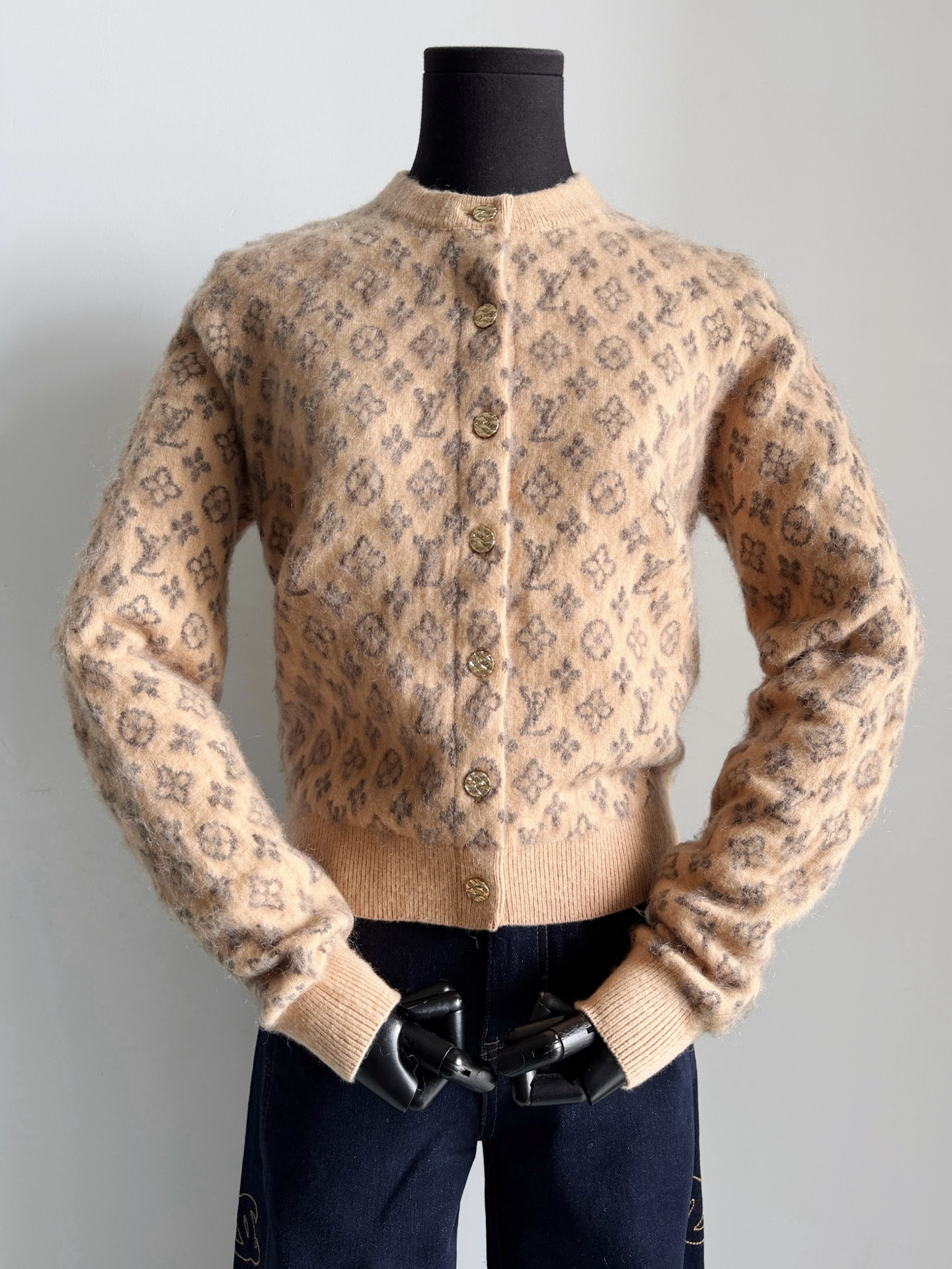 NO:549879,After downgrading consumption, everyone understands better and is more and more willing to spend money on materials. Insist on buying yb custom-woven and custom-dyed wool. Sheep wool + alpaca + cashmere + nylon. The saturation and the floating wool feeling of this layer on the surface can be restored to you!! What you see is what you get, heavy-duty presbyopic weaving. The whole piece uses infrared positioning on the front and back. It can be compared with any version on the market, no pressure. Customized hardware, delicate processing inside  You can make money by closing your eyes,,alexander wang19860909消费降级之后大家都更懂了 越来越愿意把钱花在材质上. 坚持购入yb定织定染毛料 绵羊毛+羊驼毛+山羊绒+锦纶 饱和度和表面这一层浮毛毛感 都给你们还原淋漓尽致 !! 所见即所得的重工老花织造 整件前后都采用红外线定位对花 可以和市面任意版本对比,无压力 定制五金,内里处理细腻 闭眼入手都是赚,,alexander wang,Women's clothing