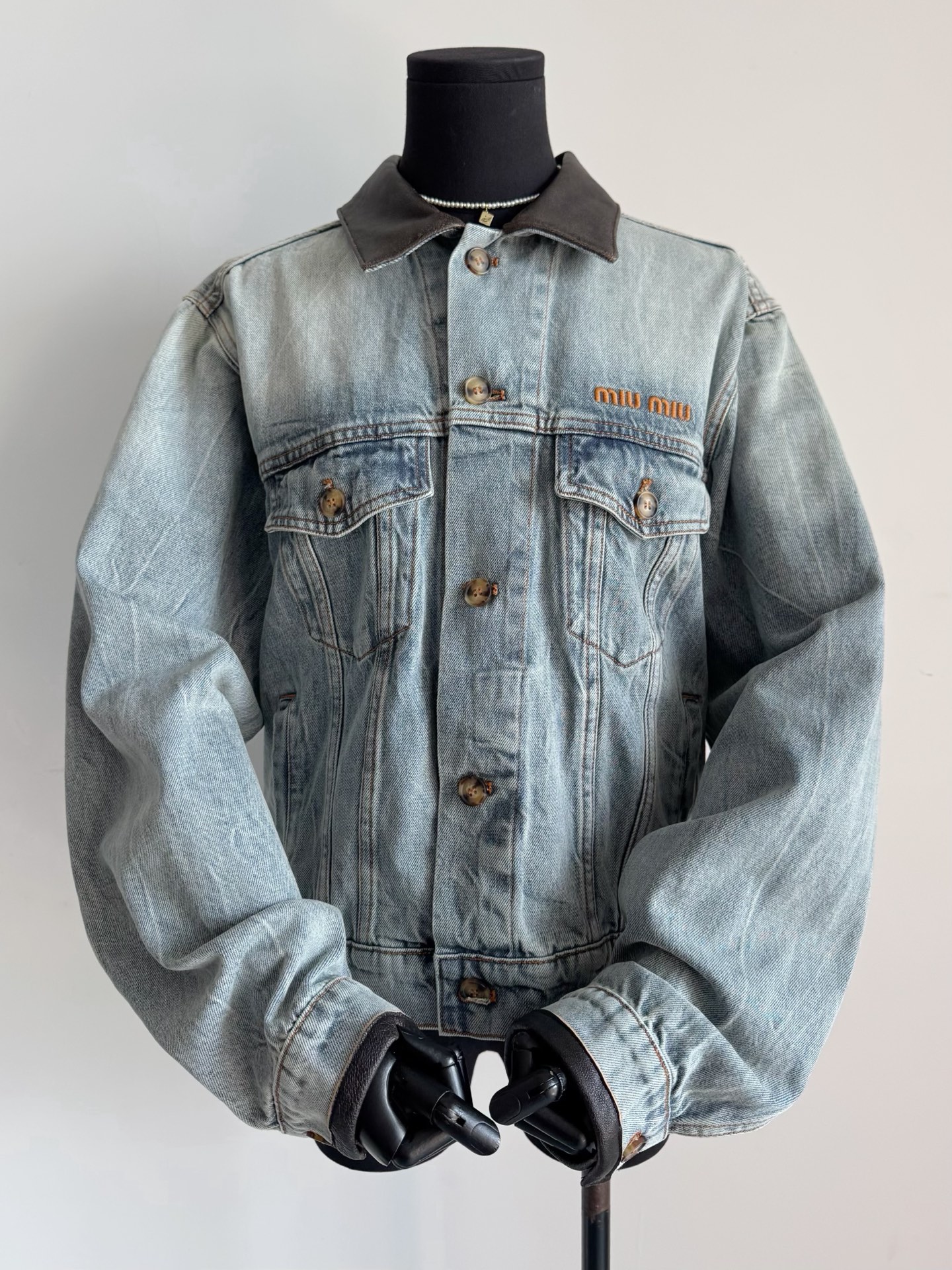 NO:549839,The first denim jacket this fall and winter is Miu. This color combination is really super high-end!! Washed with light blue gradient and natural with cowhide leather lapels + sleeve embellishment. It is more fashionable than the previous denim jackets. The silhouette is down-shoulder beautification. It is not only comfortable to wear, but also has a high recognition. It is new 25 models, hahaha, miumiu, jackets & coats, cowhide, alexander wang19860909今年秋冬第一件牛仔外套是miu 拿捏美式复古氛围感 这个配色实物真的超高级 !! 做旧水洗浅蓝色渐变自然 搭配牛皮革翻领+袖子点缀 比以往的牛仔外套更加时髦 廓形落肩美化头肩比 不仅穿着舒适带感,辨识度也极高 要穿就穿25新款hahaha,,miumiu,jackets & coats,cowhide,alexander wang,Women's clothing