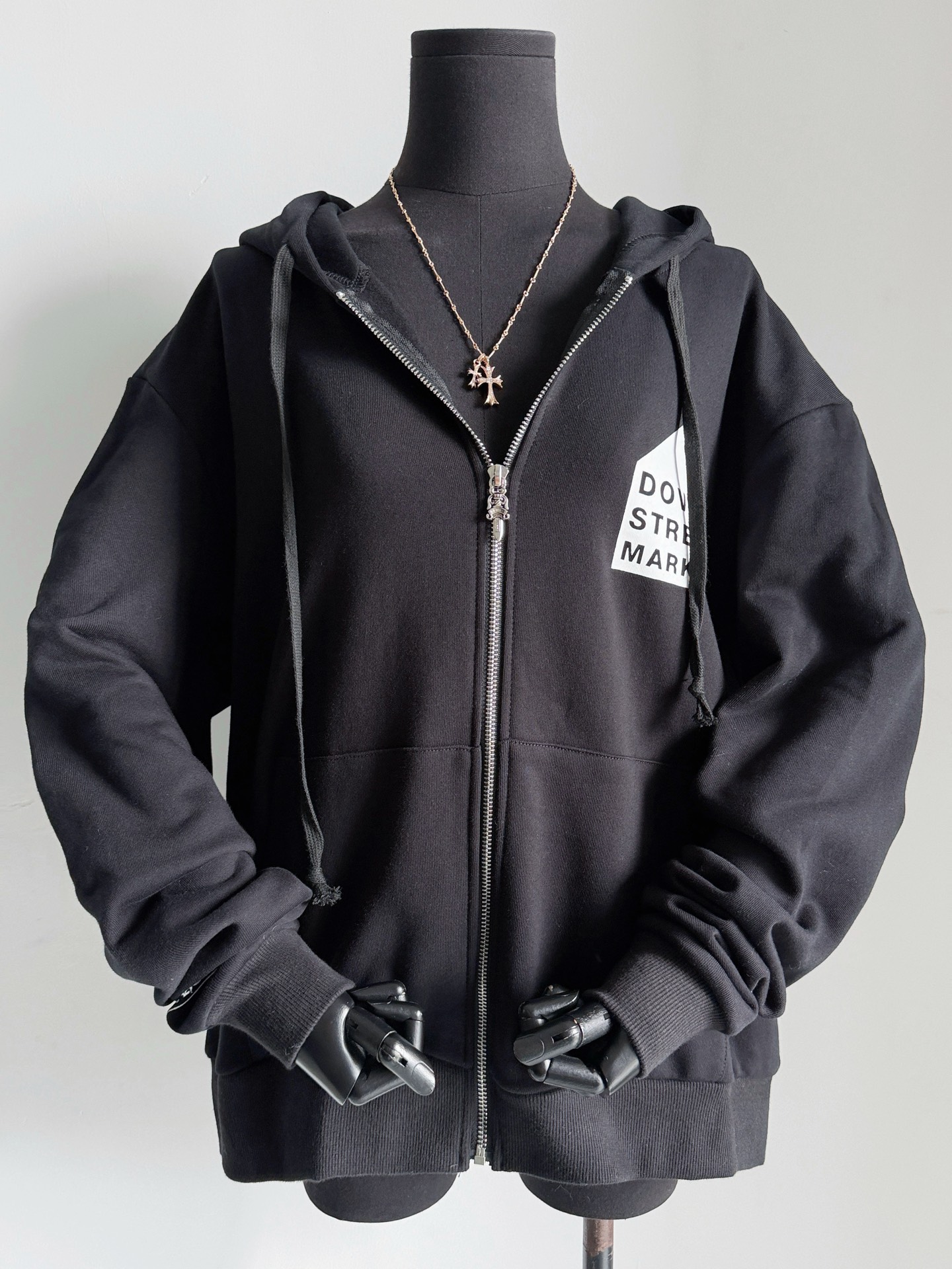 NO:560886,Croxin  hearts,hats,alexander wang19860909克罗xin x DSM银座十周年联名拉链帽衫 线下已经是一件难求的程度 基础黑色调,放在衣橱依旧抢眼 定制火星黑大线圈面料经久耐穿 包缸定染螺纹无色差 包括沉甸甸的做旧拉链五金 小细节都深得我心. 胸前联名字母印花后背马蹄logo 低调奢华又具辨识度 要穿就穿这种不易撞衫的单品,,chrome hearts,hats,alexander wang,Women's clothing