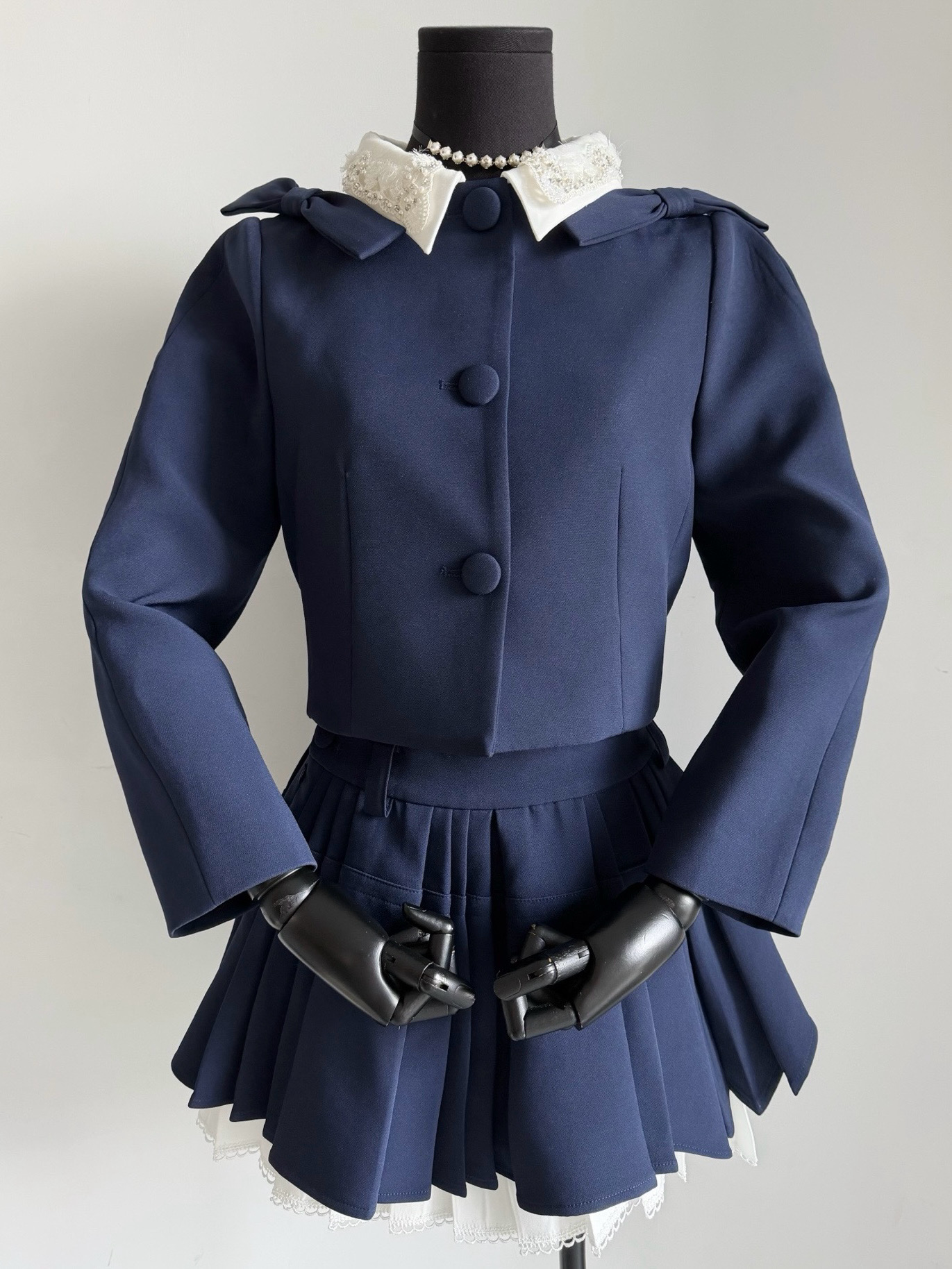 NO:560862,Anyone who is familiar with Lefam can understand that my family insists on buying yb. It is a consistent commitment to buy yb. The exquisite and textured short jacket can’t help but look at it more when hanging in the closet. Customized dark blue suit fabric, crisp and stylish. Small bows cut from the same fabric. Just right embellishment on the shoulders, not too much or too little. Crystal beading and lace dolls are layered for the effect. Core-spun buckles of the same fabric are of high quality. It is recommended to wear them with pleated skirts/jeans, skirts, jeans, jackets & coats, business  suit,alexander wang19860909熟悉Lefam的都看得懂 我家坚持买yb是始终如一的承诺. 精致又有质感的短款外套 挂在衣橱都忍不住多看几眼 定制深藏蓝西装面料,挺括有型 同面料剪裁小蝴蝶结 两肩恰到好处点缀,不多不少 水晶钉珠和蕾丝娃娃叠穿效果 同面料包芯扣质感上上乘 推荐搭配百褶裙/牛仔裤一起入,,skirts,jeans,jackets & coats,business suit,alexander wang,Women's clothing