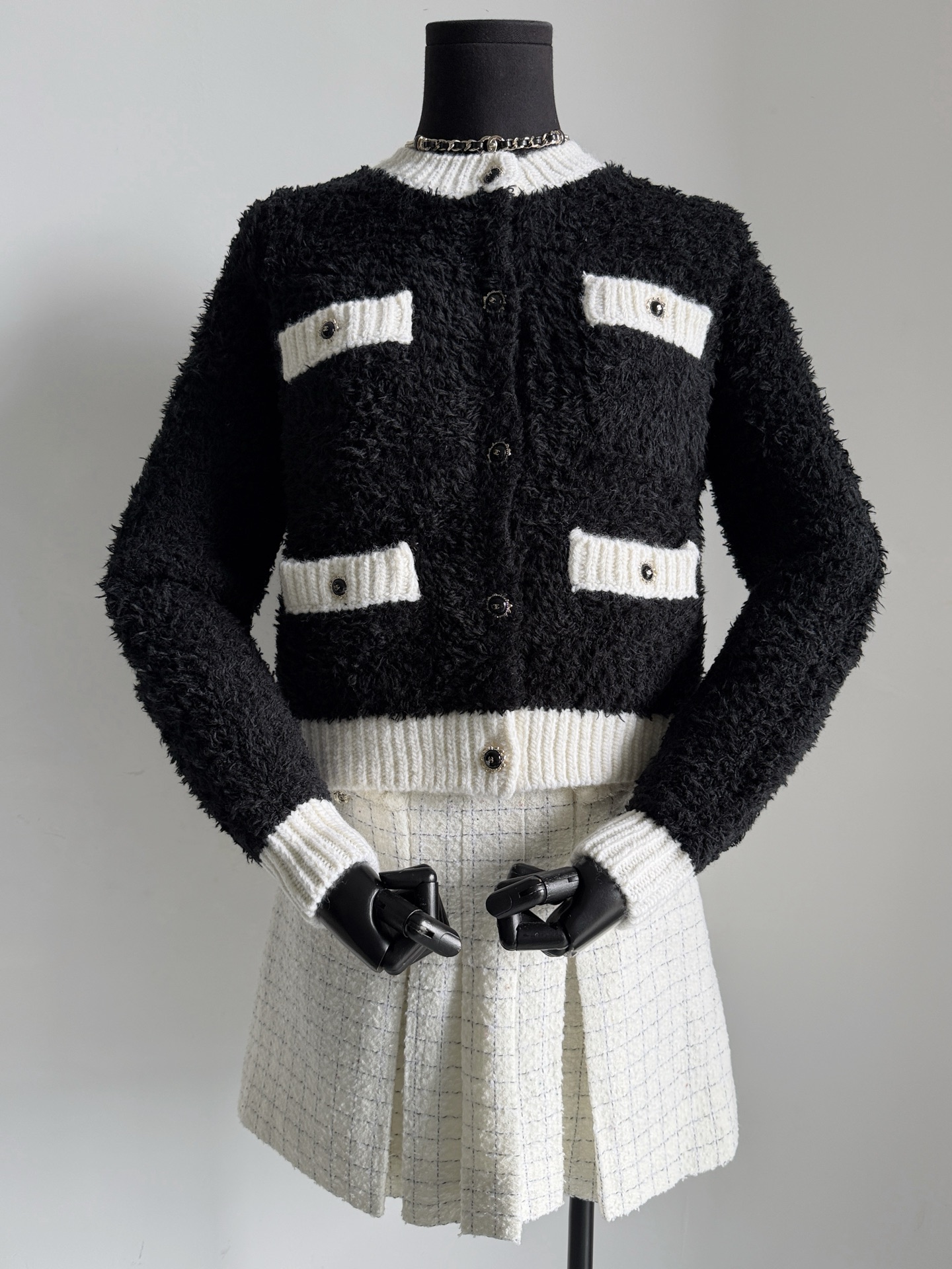 NO:560831,The 25K panda color matching gave me endless surprises. I didn’t know how amazing this cardigan was until I bought it!! Different from the previous knitted cardigans, this fluffy cashmere fabric has been adjusted and modified many times, and the feel is vividly restored. It perfectly fits the atmosphere of autumn and winter. The density and pattern of the entire hand-stitched seams are consistent, including heavy-duty custom-made beautiful hardware buckles. It is different from previous cardigans. This piece is not inferior to tweed jackets in terms of quality and practicality. Jackets & coats, alexander wang19860909给我无限惊喜的25K熊猫配色 这个开衫入手才知多惊艳 !! 不同于以往的针织开衫 这个毛茸茸的羊绒面料 经过多次调整修改,手感还原淋漓尽致 完美契合秋冬氛围感 整件手工挑缝密度和版型都一致 包括重工定制绝美五金扣 都和以往的开衫拉开差距 这件不论品质还是实穿度都不输粗花呢外套,,jackets & coats,alexander wang,Women's clothing