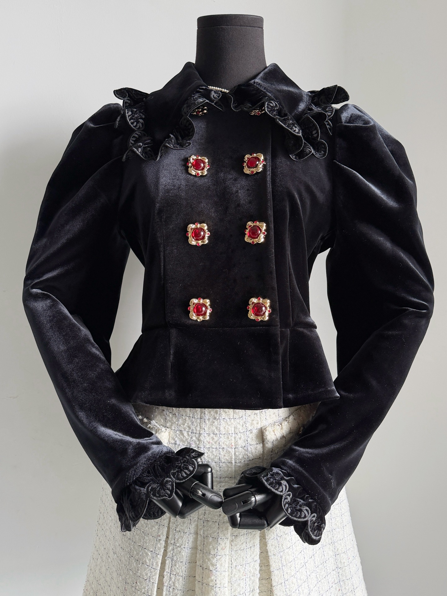 NO:561644,The Lefame autumn and winter velvet series is so beautiful!! It blends into the daily royal temperament. Customers who bought it are full of praise. Customized black velvet fabric + spandex blend, the right gloss is not exaggerated at all. The fabric has a silky feel and elasticity. The upper body is comfortable and elegant. The unrestrained lapel embroidery edge and puff sleeves beautify the head and shoulders ratio, making it easy to get in and out of the cabinet without stress. Alexander Wang19860909Lefame秋冬丝绒系列美翻了 !! 融入日常的宫廷气质风 入手的顾客都是赞不绝口 定制黑色丝绒面料+氨纶混纺 恰到好处的光泽感一点也不夸张. 面料自带丝滑手感和弹力 上身舒适又有气质,无拘无束翻领刺绣边搭配泡泡袖的版型美化头肩比巨显身材轻松出入柜子无压力的一系列,,alexander wang,Women's clothing