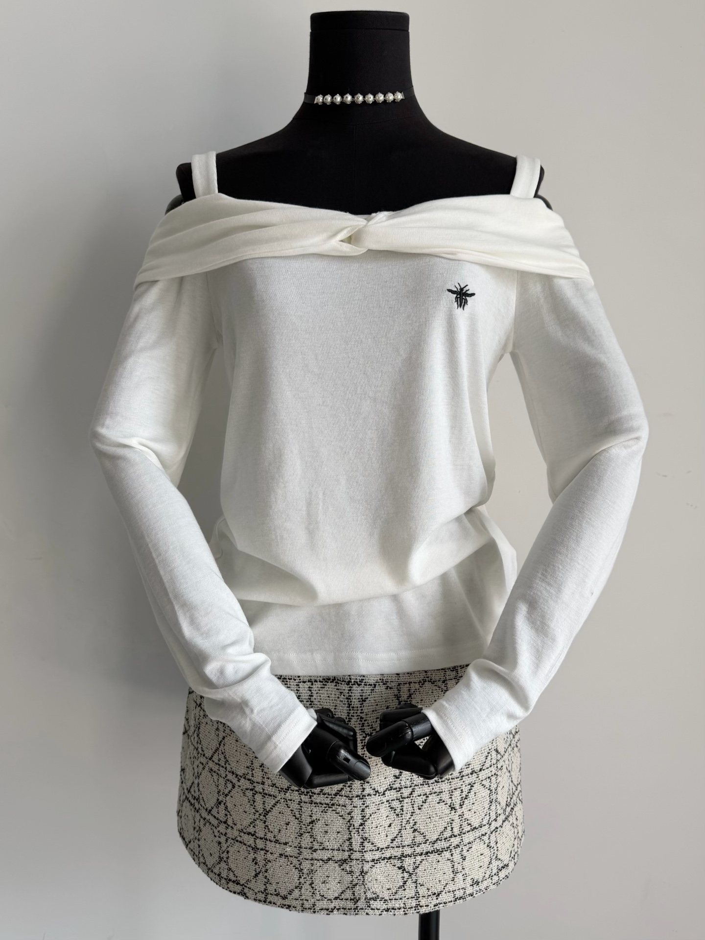 NO:561623,The season of stocking up on bottoming shirts is here~~ Regular customers of this year’s products are full of praise. The minimalist French atmosphere is perfect. The black and white colors are reserved for the boss lady!! Wear alone in this season, and wear it as an inner layer in winter. Customized wool + Tencel fabrics are skin-friendly and delicate, suitable for close-fitting wear without restraint. The elastic one-shoulder version has just the right amount of skin exposure. It is more elegant and advanced than previous bottoming shirts, alexander wang19860909囤打底衫的季节来了 ~~ 今年的出品老顾客们都赞不绝口 极简法式氛围感拿捏ss的 黑白两个颜色老板娘都自留 !! 当下季节单穿,入冬了内搭 定制羊毛+天丝面料亲肤细腻 适合贴身穿无拘无束 富有弹力的一字肩版型 恰到好处的露肤度 比以往的打底衫都更优雅高级,,alexander wang,Women's clothing