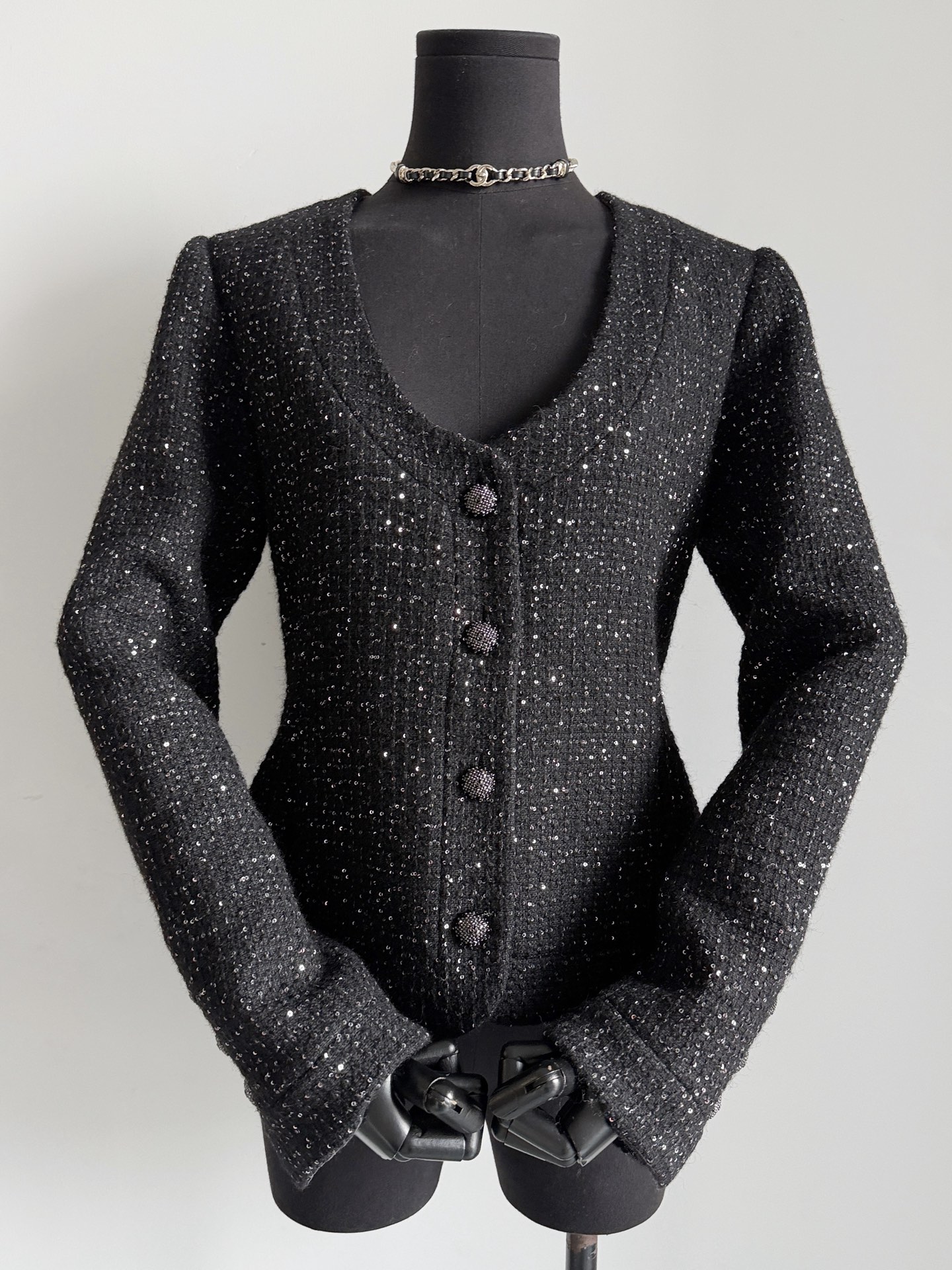 NO:562647,It was a pain to buy a tweed jacket for 6w+. When I got it in person, I was amazed. I haven’t seen this kind of U-neck and waisted version for a long time. The production process is also much more difficult!! It can meet the needs of celebrities and rich women for various occasions. Customize the same woven tweed fabric with imported colorful sequins. Full diamond double C buttons with matte texture. 18mm silk lining with camellia double C jacquard.  Repeatedly adjust the infrared positioning and tailoring to restore the original shape. Large U-neck and waist tailoring is time-consuming and consumes materials. Old customers who trust me, please close your eyes and close your eyes. Jackets & coats, real silk, alexander wang19860909买得肉疼的一件粗花呢外套6w+ 实物拿到手却是让我很惊艳 好久不遇到这种U领收腰版型 在制作工艺上难度也大大增加 !! 可以满足名媛富婆们多场合穿搭需求 定制一模一样的编制粗花呢面料 添加不多不少的进口彩色亮片 满钻双C扣子哑光质感 18姆真丝内衬山茶花双C提花 反复调整红外线定位剪裁还原版型 大U领收腰剪裁耗时耗料 信我的老顾客请闭眼收,,jackets & coats,real silk,alexander wang,Women's clothing