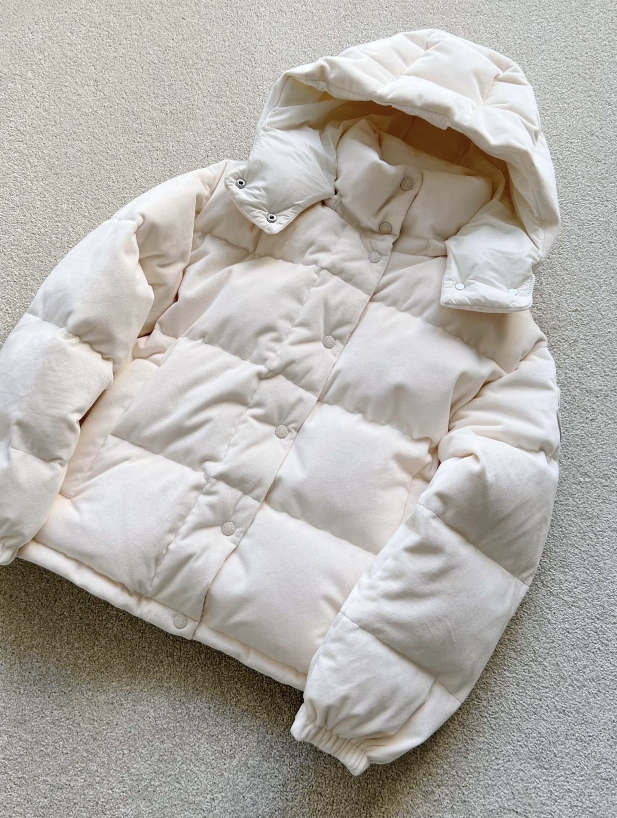 NO:563414,The classic series of cabinets with dustproof bags are still being replenished. This classic model is easy to wear and looks good!! The matte silk feel of Mengjia Daos is really restored. The chenille is soft and milky. You can't put it down as soon as you touch it. The upper body is clean and neat, high-end and recognizable. It shows different colors under different lights. It has excellent warmth and does not look like Michelin tires. Compared with the down jackets that are all over the street, this one just highlights the aesthetics and luxury.,down  jacket,alexander wang19860909配防尘袋经典系列柜子还在持续补单 这种万年经典款就是好穿又好看 !! 蒙家Daos的雾面丝质手感 真正还原得太妙了 雪尼绒软绵绵,奶呼呼 让人一触摸就爱不释手 上身干净利落,高级有辨识度 不同的光线下呈现不同色泽 保暖性极佳又不会像米其林轮胎 相对于满大街都有的羽绒服 这款是正好彰显审美和贵感,,down jacket,alexander wang,Women's clothing