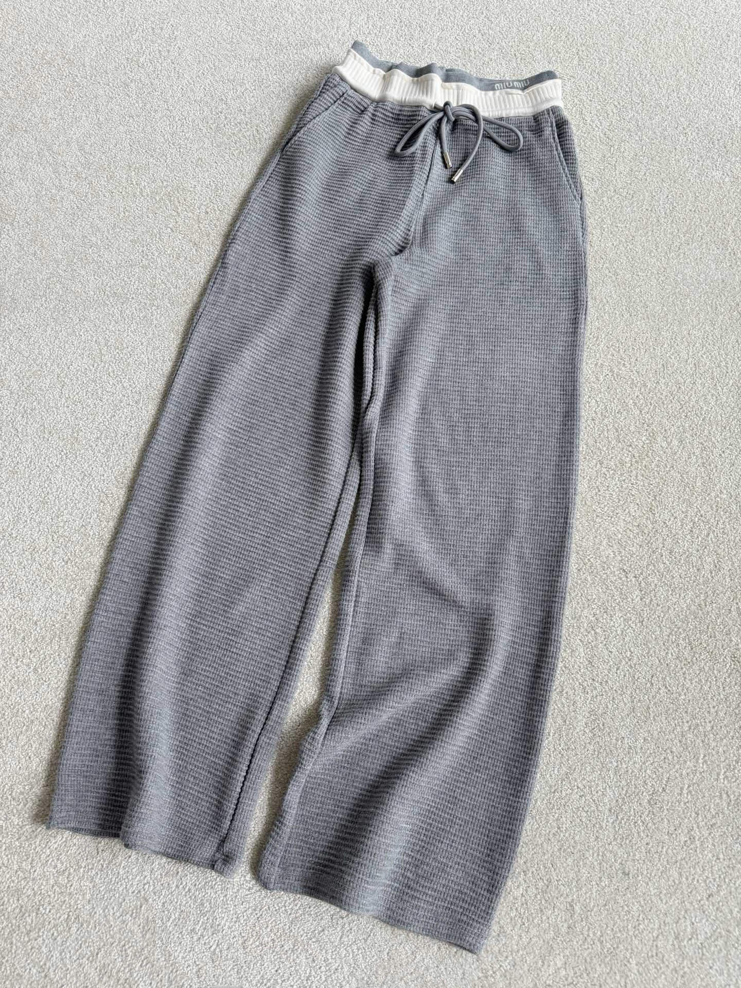 NO:563433,Exclusive fabrics continue to develop amazing trousers. This year we will continue to replenish orders in gray, black, and oatmeal colors. First-come-first-served for shipment. High-quality knitted trousers, which are the main products in autumn and winter, are recommended for your own. Anyone who has bought them knows our quality!!  wang19860909独家面料继续开发神裤 今年持续补单灰色,黑色,燕麦色 陆续出货中先定先得 秋冬主打的高质感针织裤,推荐自留 凡是入手过的都懂我们品质 !! 独家开定口碑华夫格针织面料经久耐穿 不起毛,不变形,不易缩水 十足的垂坠感让人爱不释手 不论什么腿形都能被包容 有条件的一定要三色都留,,alexander wang,Women's clothing