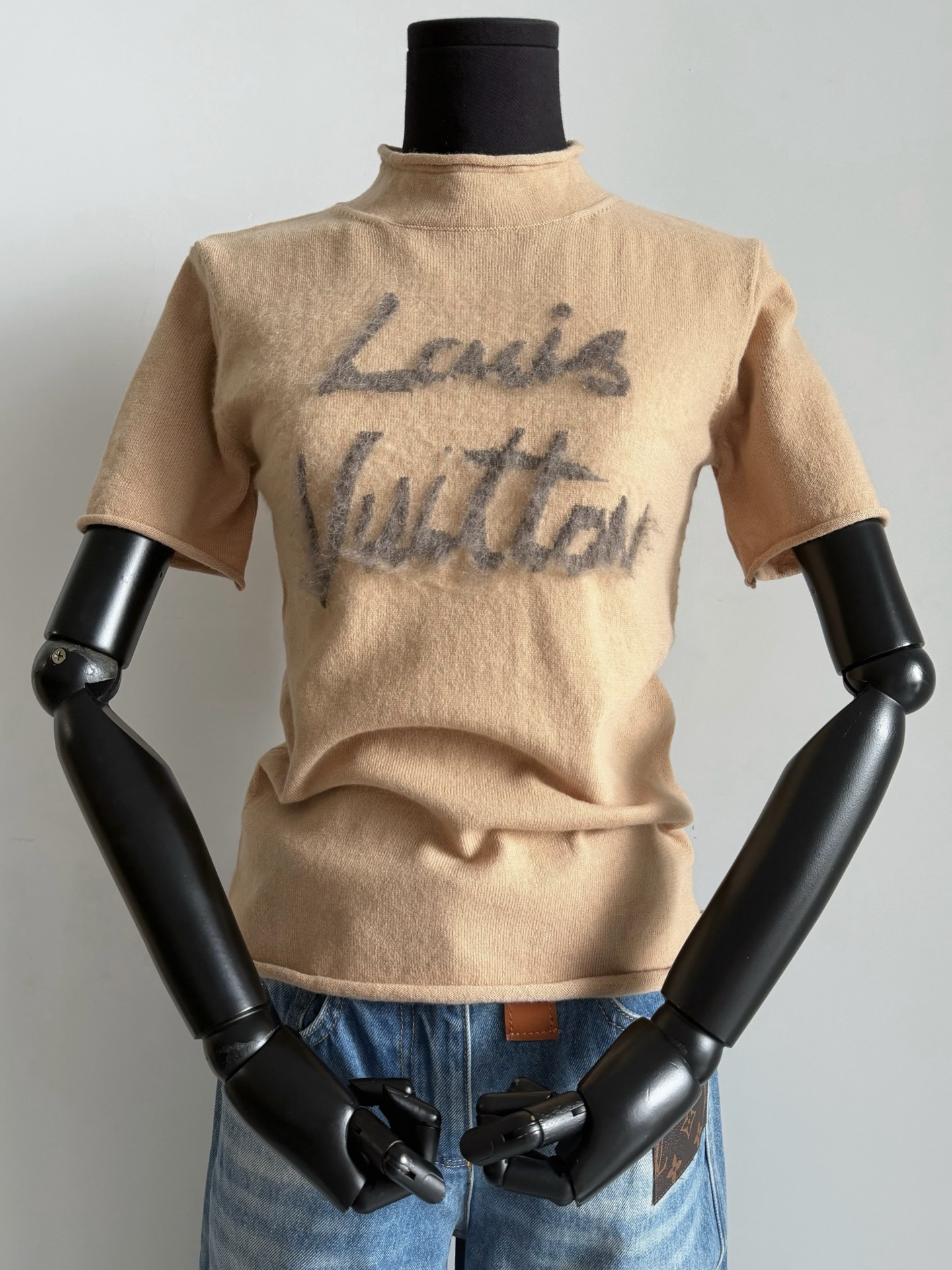 NO:564853,.2w I bought a knitted short-sleeved piece which really hurts my body. When I got it, I was impressed by the texture ~~ Custom-woven and dyed sheep wool + cashmere khaki wool. I adjusted the color dozens of times. Special hemming details on the middle collar and cuffs/hem. It seems simple, but in fact it requires very high craftsmanship. Pay attention to my hand-brushed letters. The fluffy feeling is restored vividly. The pattern fits the neck without any sense of restraint. Low-key old money style, cabinet VIP identity, T-shirt, alexander  wang19860909.2w购入一件针织短袖确实肉疼 拿到yb被质感折服 ~~ 定织定染绵羊毛+山羊绒卡其毛料 对版调整色调数十次 中领和袖口/下摆特殊卷边小细节 看似简约实则对工艺要求极高. 注意我家手工拉绒字母 蓬松感还原淋漓尽致 版型贴合脖颈无束缚感 低调老钱风,柜子vip身份标识,,T-shirt,alexander wang,Women's clothing