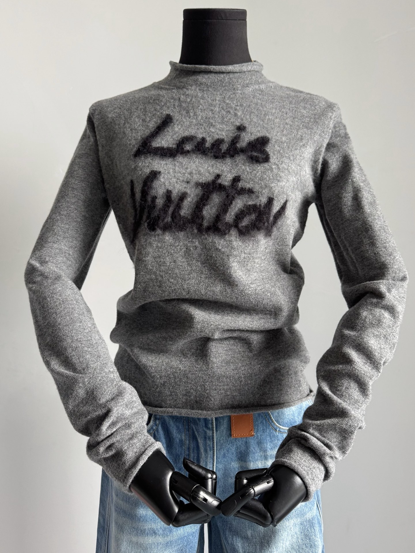 NO:564843,Anyone who has bought my brushed signature letter series knows our materials and quality. Last year, the white series sold a total of 1,000 pieces + this year's new gray color is still low-key and high-end. Really good materials distinguish the cheap wools on the market. 53 sheep wool, 23 nylon, 22 cashmere, 1 mohair, 1 spandex. Soft and waxy, skin-friendly and feels, not loose. The front jacquard letters are hand-brushed, which is time-consuming and requires high manual skills.  Skip the queue at the counter and buy our ready-made products directly, alexander wang19860909入手过我家拉毛签名字母系列 都懂我们的用料和品质. 去年白色系列累计销售1000件+ 今年新出灰色依旧低调高级. 实打实的好用料区别市面廉价毛料 53绵羊毛23锦纶22山羊绒1马海毛1氨纶 软糯亲肤有手感,不会松散 前幅提花字母手工拉毛处理 耗时耗力对人工技术要求也很高 免去柜子排队,直接入手我家现货,,alexander wang,Women's clothing