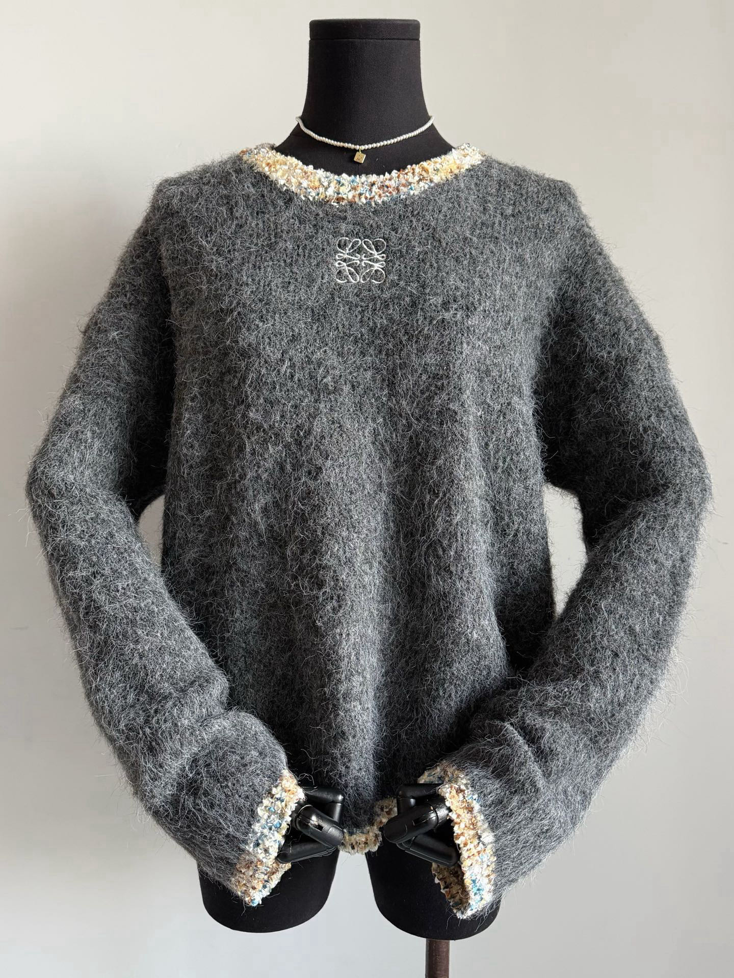 NO:564832,There are very few Loe products that make me so excited. This plush texture is so suitable for me!! Custom-woven and custom-dyed floral gray wool. The surface is brushed and not easy to fall off. It is not the kind that can be worn with worry. The collar/cuffs are knitted with a colorful towel, which makes it more smart and smart. It has rich layers. It is soft and waxy when washed. It is recommended to be worn close to the body and you don’t want to take it off at all.  The loose, off-the-shoulder version can be styled regardless of your figure,,loewe,alexander wang19860909极少数让我如此心动的loe 这个毛绒绒质感太合我心意了 !! 定织定染花灰色毛料 表面的拉毛处理不易脱落 不是那种穿了满天飞的毛絮可以放心. 领口/袖口一圈彩色毛巾针织 更显得灵动乖巧,层次丰富 柔软洗水整件都很软糯 推荐贴身穿,完全不想脱下的那种 宽松落肩版型不挑身材随意驾驭,,loewe,alexander wang,Women's clothing