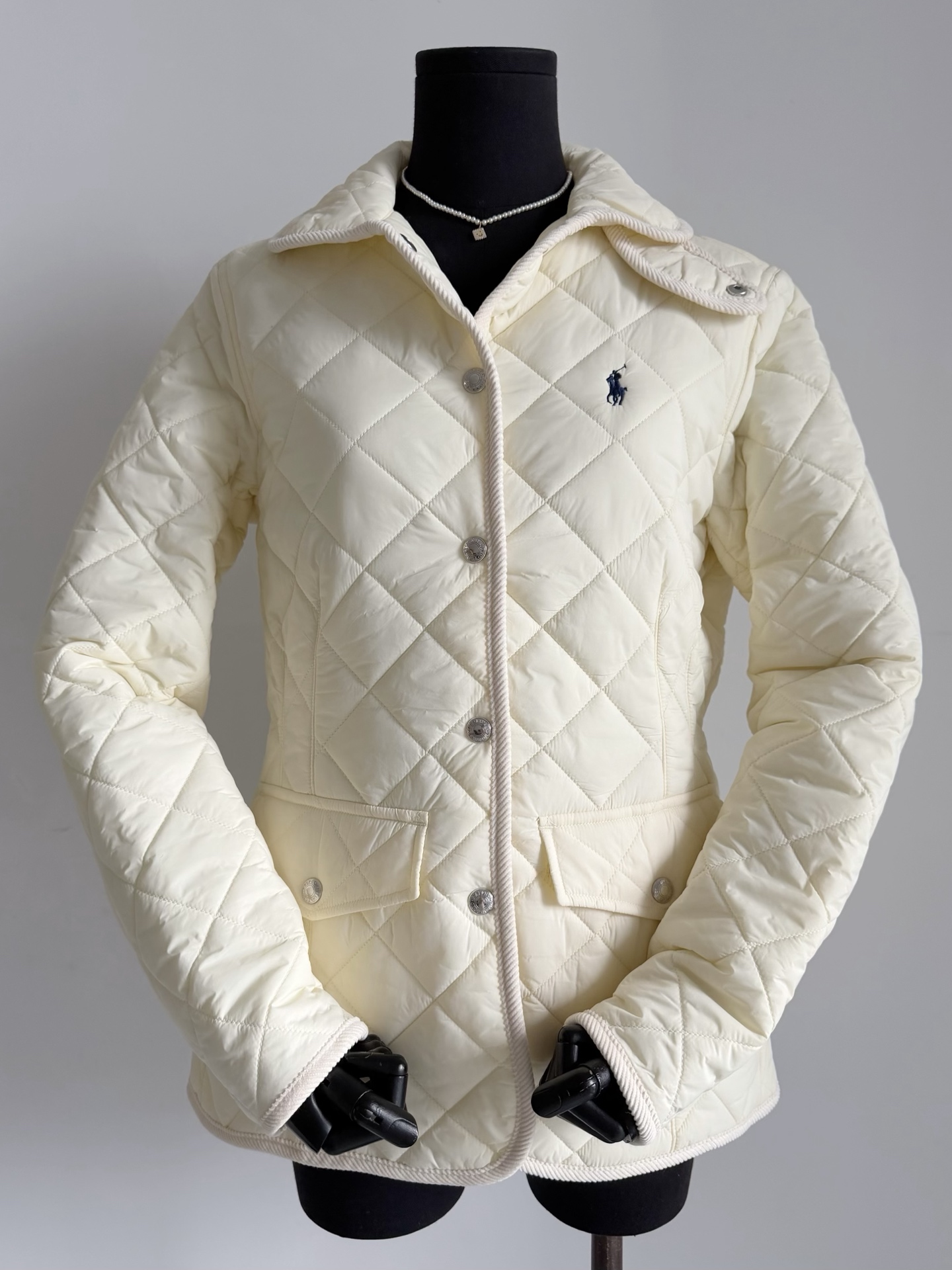 NO:564820,Who doesn’t have Ralph Laure’s super cute cotton clothes? I can’t hold back my excitement. I have wanted to share this one for a long time. I dare not release it until the perfect large product is in stock. Customized nylon fabric with the same saturation and quilted inside. The whole piece is positioned and stitched super finely. The small embroidered logo on the chest is embellished.  wang19860909Ralph Laure超乖的棉服是谁还没有 按耐不住激动的心情 早就想分享这一件了 完美的大货入库了才敢发布. 定制饱和度一致尼龙面料内里夹棉 整件定位对格缝合超细腻 胸前小刺绣logo点缀 表里如一的做工经得起放大镜 后背还精心设置了可收腰织带 首批好货已入库,推荐老顾客自留,,loro piana,alexander wang,Women's clothing