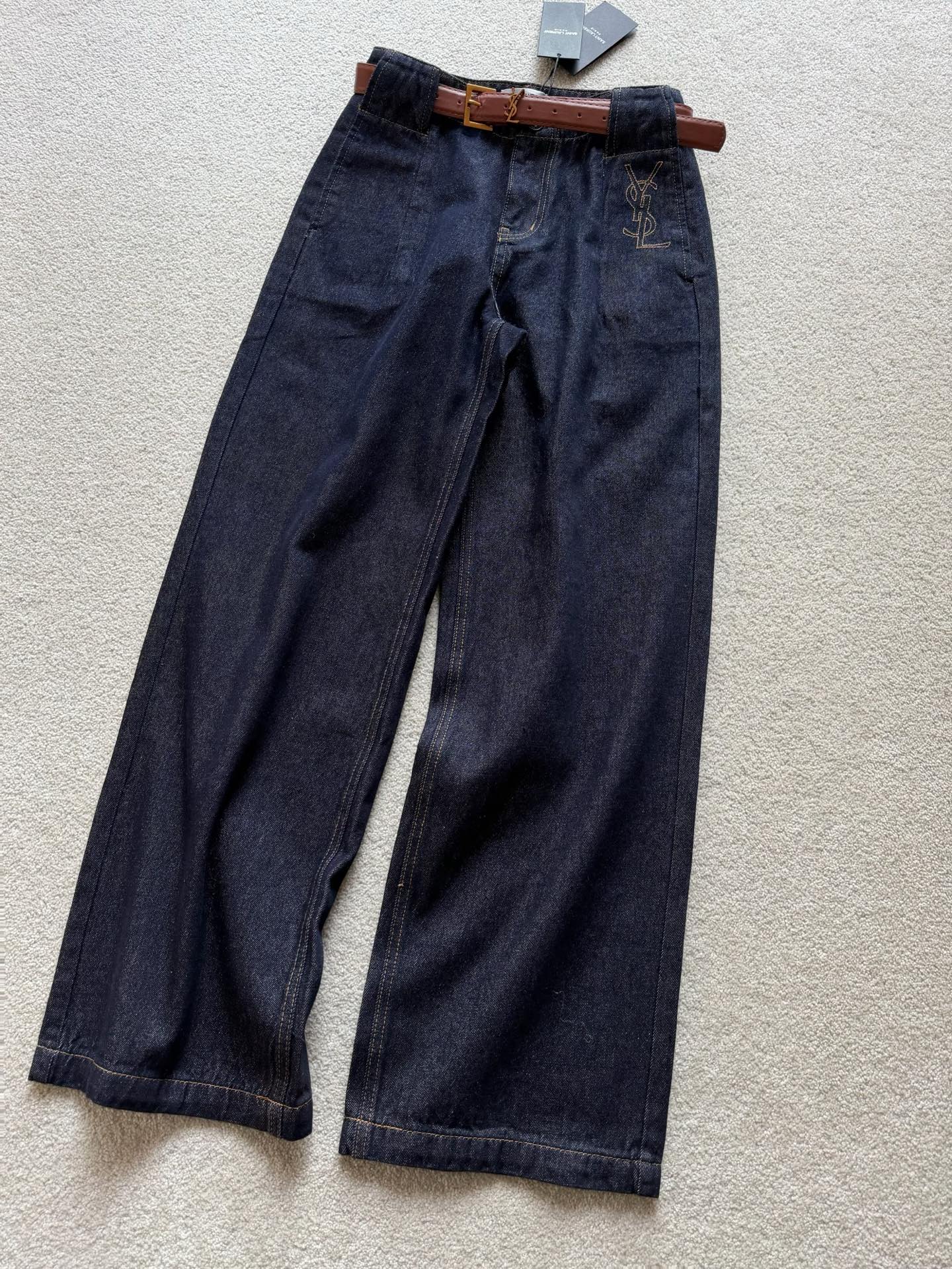 NO:564862,The SLP produced by my family must be a high-quality product. It has a full autumn and winter atmosphere, deep navy blue with yellow leather labels. It can be said to be the favorite of Instagram style bloggers!! The texture of high-quality twill denim can withstand many times of washing without deformation. The straight mid-high waist version is not unsightly. A simple and low-key embroidery embellishment echoes the belt delivered. It is simple, easy to match, and recognizable. The wardrobe is missing such good pants, loro piana, alexander wang19860909我家出品slp必定是精品 秋冬氛围感拉满,深藏蓝搭配黄色皮标 可以说是ins穿搭博主的挚爱 !! 高品质斜纹牛仔棉看得到的质感 经得起你们多次穿洗不变形 直筒中高腰版型不挑人 一个简约低调的刺绣点缀 和配送的皮带相呼应 既做到了简约好搭,又有辨识度 衣橱就是缺这种好裤子,,loro piana,alexander wang,Women's clothing