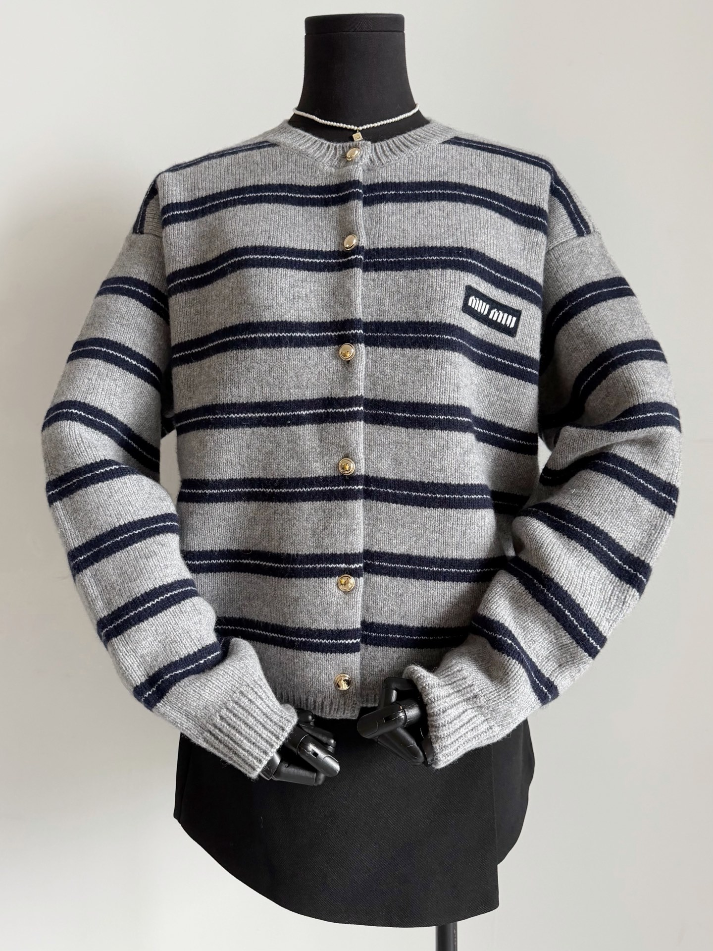 NO:564852,Finally lived up to expectations and delivered the answer perfectly!! The more popular it is, the more people want to buy the right version. We produce it, and various versions on the market can be withdrawn. Collection-level thickened knitted cardigan jacket, custom-woven and dyed sheep wool, thickened weaving. The whole sewing plate is particularly exquisite. The thickness is comparable to a heavy-duty jacket. The rib closing is made of high-elastic knitting technology. The loose and dropped shoulder version is clean and neat, and will not be easily deformed after long-term wear. The small logo label on the chest is low-key and recognizable.  One piece is enough for southern autumn and winter,,jackets & coats,alexander wang19860909终于不负众望完美交出答卷 !! 越火越要买对版 我们出品,市面各种版本可以退下了 收藏级别加厚针织开衫外套 定织定染绵羊毛毛料,加厚织造 整件缝盘特别考究 厚度堪比一件重工外套 罗纹收口均为高弹针织工艺 宽松落肩版型干净利落,久穿不易变形 胸前小logo标签低调有辨识度 南方秋冬一件穿它就够了,,jackets & coats,alexander wang,Women's clothing