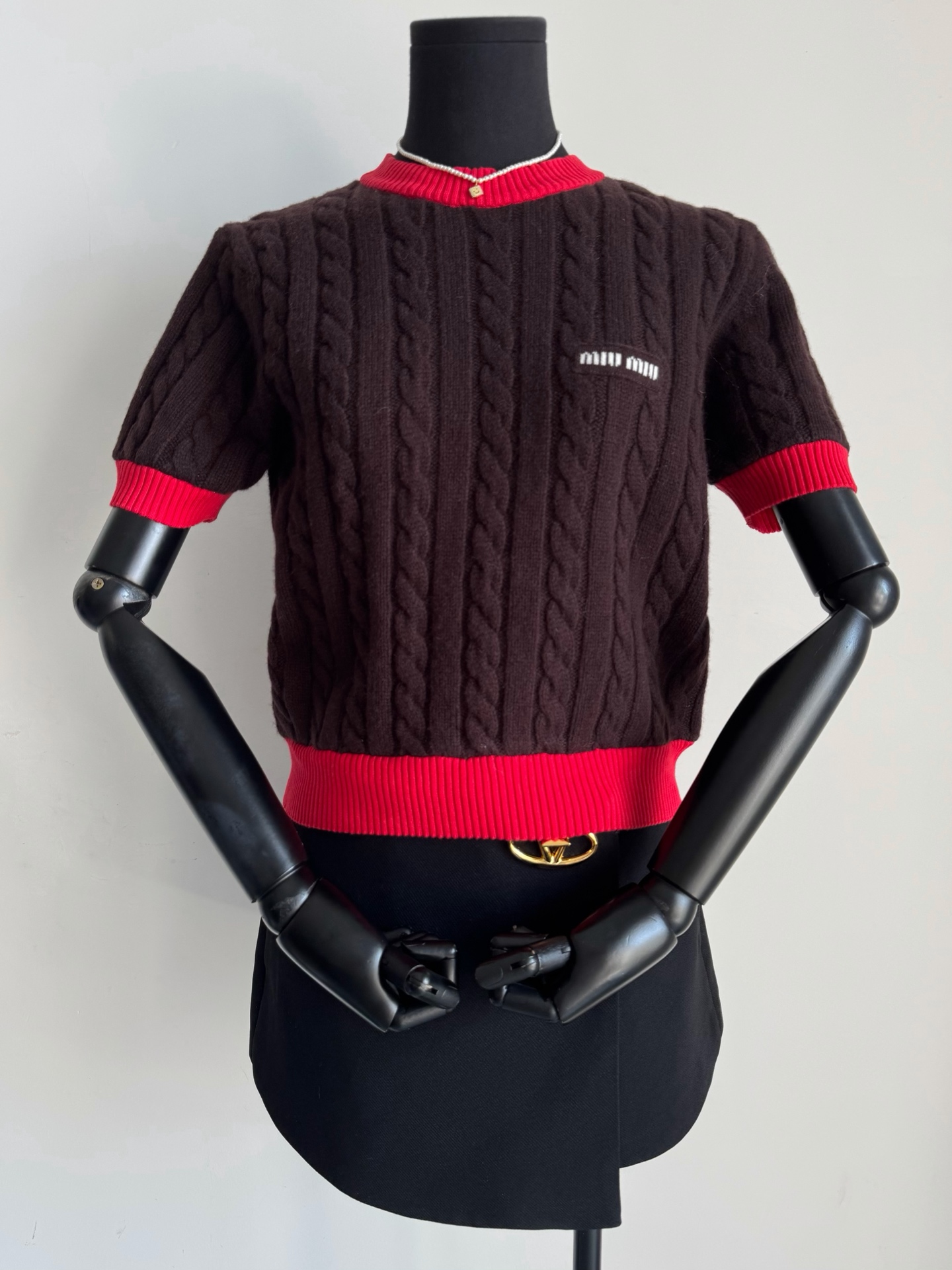 NO:564842,Woohoo, if you don't buy miu knitwear in autumn and winter, you will feel that something is missing from your wardrobe ~~ The new autumn and winter products of 25 are so exciting to me. They continue the classic cable knitting + contrasting color craftsmanship. The color scheme still has an American retro fashionable atmosphere. We insist on custom-woven ultra-fine sheep wool, which is soft, skin-friendly and elastic. The most exciting thing is a circle of dark red trim. It is still eye-catching as an inner layer in autumn and winter. Wear shirts layered until spring starts and will last until summer. miumiu, shirts, alexander  wang19860909呜呜呜秋冬不买miu针织 都会觉得衣橱少了点什么 ~~ 25秋冬新品太戳我了延续经典绞花针织+撞色工艺 配色依旧是美式复古时髦氛围.坚持定织极细绵羊毛用料 软糯亲肤富有弹力 最心动的还是一圈深红色装色边 秋冬作为内搭依旧抢眼 开春了叠穿衬衫一直到夏天,,miumiu,shirts,alexander wang,Women's clothing