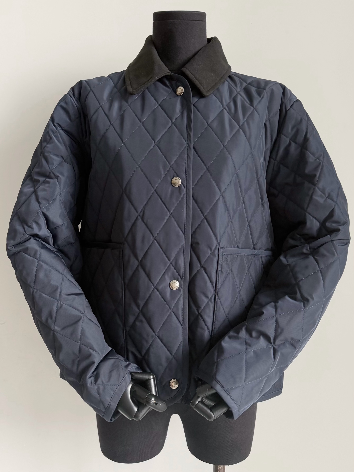 NO:565725,Tired of looking at the uneven bbr Lp cotton clothes all over the street this year, it can be said that it has a full sense of high-end!! There are many small details in the real thing. I suggest you go to the cabinet to plant grass. Customized nylon fabric with consistent saturation and feel. Evenly divided filling, neat and beautiful seams, including multiple adjustments to the pattern. The stitching and contrasting lapels are still fabrics directly supplied by the original factory. Personally, I think the upper body effect is more classy than a certain brand, loro piana, alexander  wang19860909看腻了满大街参差不齐的bbr Lp今年出品新款棉服 可以说是把高级感拉满了 !! 实物小细节非常多 建议各位多多去柜子种草. 定制饱和度手感一致的尼龙面料 均匀分割式填充,缝线整齐美观 包括版型的多次调整 拼接撞色翻领依旧是原厂直供面料 个人觉得上身效果比某家更加有档次,,loro piana,alexander wang,Women's clothing