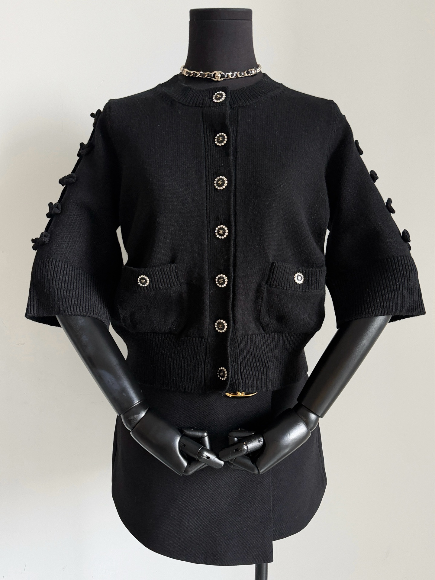 NO:565716,K fell in love with the bow-knot shirt at first glance. It really hurts to buy it offline at a higher price. I am really satisfied when I buy a large product!! Custom-woven and dyed reactive black + creamy white cashmere wool. Front-shoulder H-shaped mid-sleeve design to beautify body proportions and make it more elegant. Don’t underestimate the hollow bow-knot weave on the shoulders. Imported machine weaving is tall and stylish, which is very different from the thin and soft version on the market. Matching hardware is the basic standard in my home.  Both colors are stocked with the same code and shipped every day,,alexander wang19860909K一眼就爱上的蝴蝶结小衫 线下加价购入yb真的肉疼 大货入手也是实实在在的满意 !! 定织定染活性黑+奶油白羊绒毛料 正肩H版型中袖设计 美化身材比例线条,更加优雅 不可小觑肩膀镂空蝴蝶结织法 进口机器织造挺拔有型 和市面轻薄软塌版本天壤之别. 对版五金是我家基本标配 两色齐码入库每天发,,alexander wang,Women's clothing