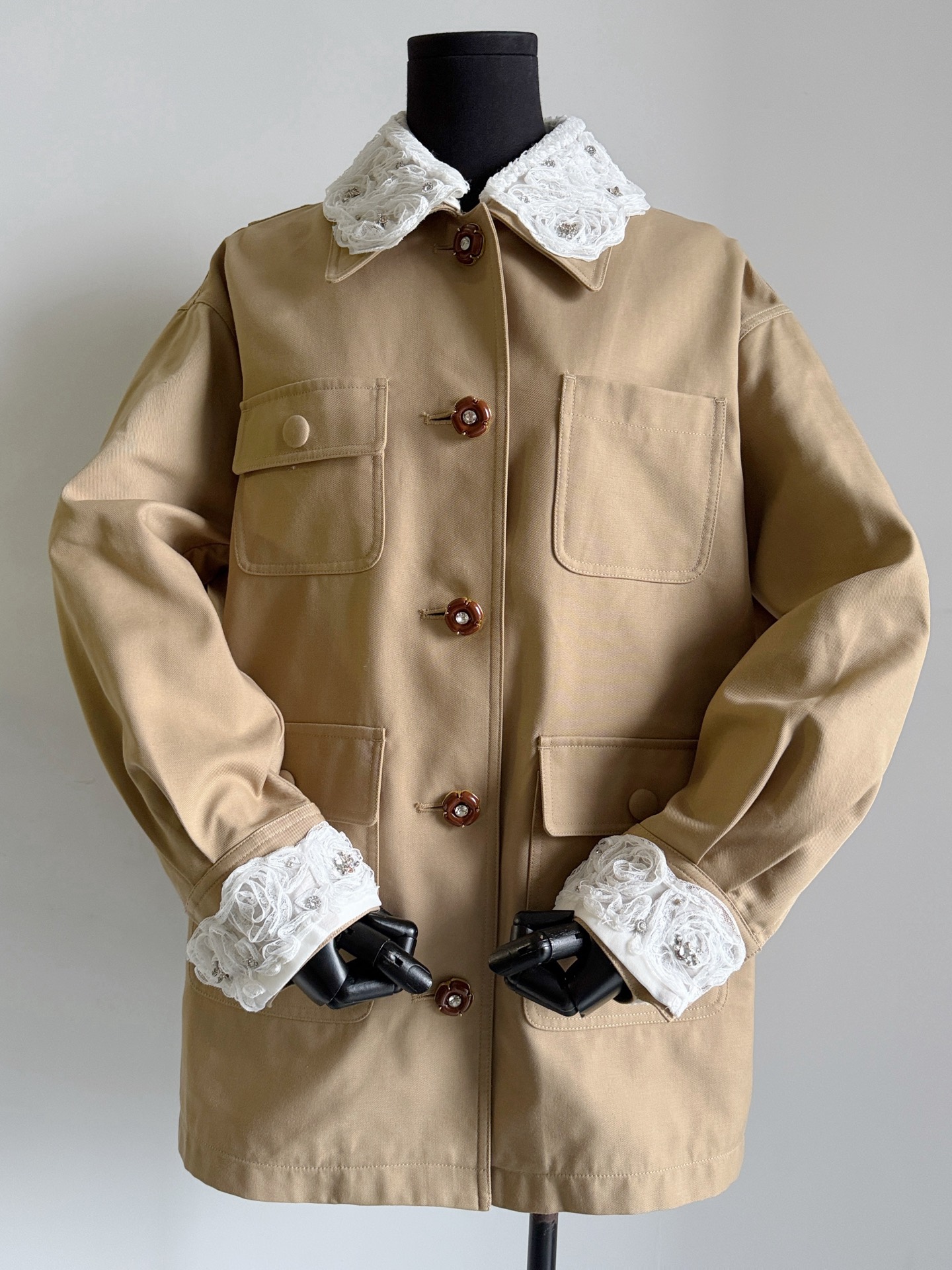 NO:565723,A new version of the four-pocket style has also been released ~~ 9 pictures cannot describe its heavy work and beauty!! The lefame windbreaker, coat and cape that Zhao Meiting planted so much is different from the coats already in the wardrobe. The heavy weight and texture of the real thing are enough to show the strength of my family. The custom-made tall and textured twill windbreaker fabric is full of materials, 3 times as much as the ordinary coat. The one that distinguishes the plain version is that the cut is similar to a loose baseball jacket.  There are no restrictions on body shape/height. Super heavy-duty hand-stitched diamond + lace doll collar. Detachable design to meet different styles of dressing needs, jackets & coats, alexander wang19860909新版四个口袋款也出了 ~~ 9张图完全形容不了它的重工和美丽 !! 被赵美廷狠狠种草的lefame风衣外套斗篷 和衣橱已有的外套拉开差距 实物到手沉甸甸的分量和质感 已经足以说明我家的实力. 定制挺拔有质感的斜纹风衣面料 用料十足,是一般外套的3倍之多 区别素面的那一件版型 这款剪裁类似棒球服宽松外套 对身材/身高完全不设限 超级重工的手缝细钻+蕾丝娃娃领 可拆卸的设计满足不同风格穿搭需求,,jackets & coats,alexander wang,Women's clothing