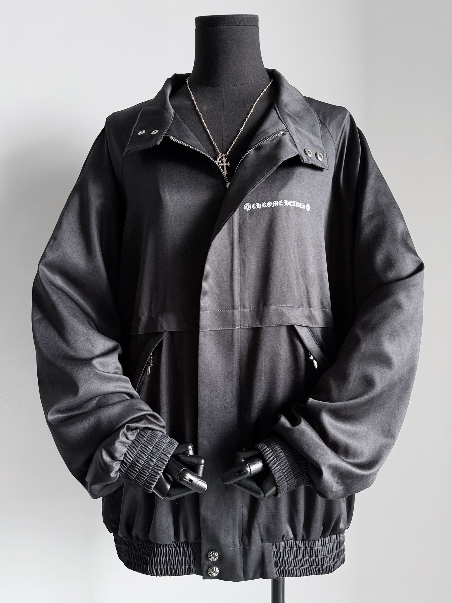 NO:566626,Croxin players all know the gold content of this jacket. My family has finished all the fabrics of the correct version, so you will see many wrong versions on the market. They are all plain and do not have dark printed logos. If you look for our products, you will directly save 3w·rmb. The jacket has a loose silhouette and can be used as a large coat. The iconic Sanskrit print echoes the front and back. It is paired with a silver distressed solid hardware buckle. It seems low-key, but in fact it is all carefully designed small details. The first batch of good products are in storage.  A boutique item that you can share with your family,,chrome hearts,jackets & coats,alexander wang19860909克罗心玩家都很懂这件外套含金量 我家把对版的面料都拿完了 所以你会看到市面很多错版 都是净面,没有暗纹印花logo的 认准我们出品直接省下3w·rmb 廓形宽松可当大外套的冲锋衣 标志性梵文印花前后呼应 搭配银色做旧实心五金扣 看似低调,实则都是精心设计的小细节 首批好货入库 可以和家属同享的一件精品,,chrome hearts,jackets & coats,alexander wang,Women's clothing