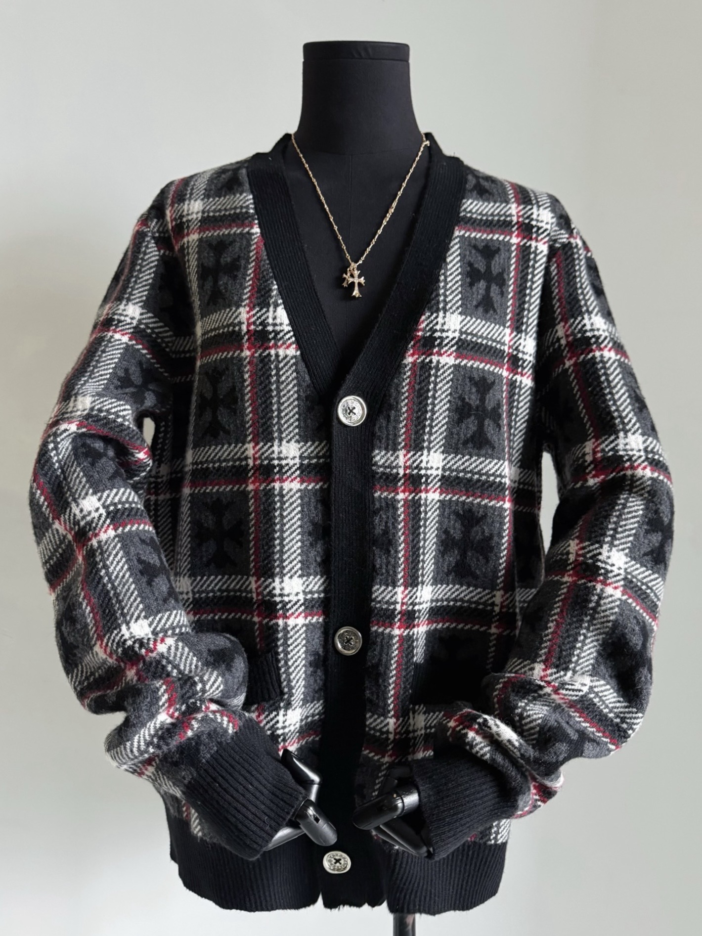 NO:566658,This month’s focus is on high-end feedback items. We have been silently developing the heavy-duty cardigan sweater for more than a month. The heavy weight we get is our most sincere portrayal ~~ Custom-woven and dyed cashmere + cashmere wool, thickened and double-sided, with a sesame jacquard bottom inside. It is as warm as a light down jacket and is soft and delicate. It can be easily worn in spring, autumn and winter. The entire piece is made of infrared precision jacquard. Each logo is accurately restored to the needle count.  The various molded hardware logos worth mentioning are the best reflection of our strength, sweaters, down jacket, alexander wang19860909本月主打高端回馈款 默默开发一个多月的重工开衫毛衣 拿到手沉甸甸的分量 是我们最真诚的写照 ~~ 定织定染羊绒+山羊绒毛料 加厚双面织造,内里芝麻提花底 保暖度不输轻薄羽绒服且柔软细腻 轻松穿春秋冬三个季节. 整件红外线精准对格提花 每一个logo都精确到针数还原 值得一提的多种开模五金logo 都是我们实力的最好体现,,sweaters,down jacket,alexander wang,Women's clothing