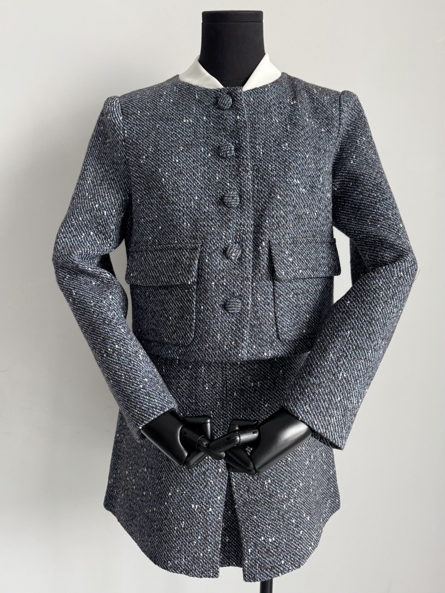 NO:566628,For important occasions/parties/commuting or going on vacation in the second half of the year, such a high-quality tweed suit is a must-have item in the wardrobe. There are not too many gorgeous elements because the fabric is enough to show the high-end and texture. Custom-made sheep wool floral gray tweed fabric, imported machine-woven white dot sand + bright silk, like star embellishment, comes with a high-gloss filter~~ The collar is contrasting with white lining, the silhouette is upright and not soft, and the buttons with the same texture are hand-sewn to give a sense of elegance with a little fragrance.  The whole set of activities/banquets is stress-free,,alexander wang19860909下半年重要场合/聚会/通勤或者外出度假 这样一套高品质粗花呢套装 都是衣橱的必囤单品. 没有太多华丽元素的堆砌 因为面料就足矣彰显高级和质感 定制绵羊毛花灰色粗花呢面料 进口机器织入白色点子沙+亮丝 像星星点缀一般,自带高光滤镜~~ 领口撞色白色衬边廓形立挺不软塌 手缝同面料纹理纽扣 自带小香风的贵气感 整套出入活动/宴会毫无压力,,alexander wang,Women's clothing