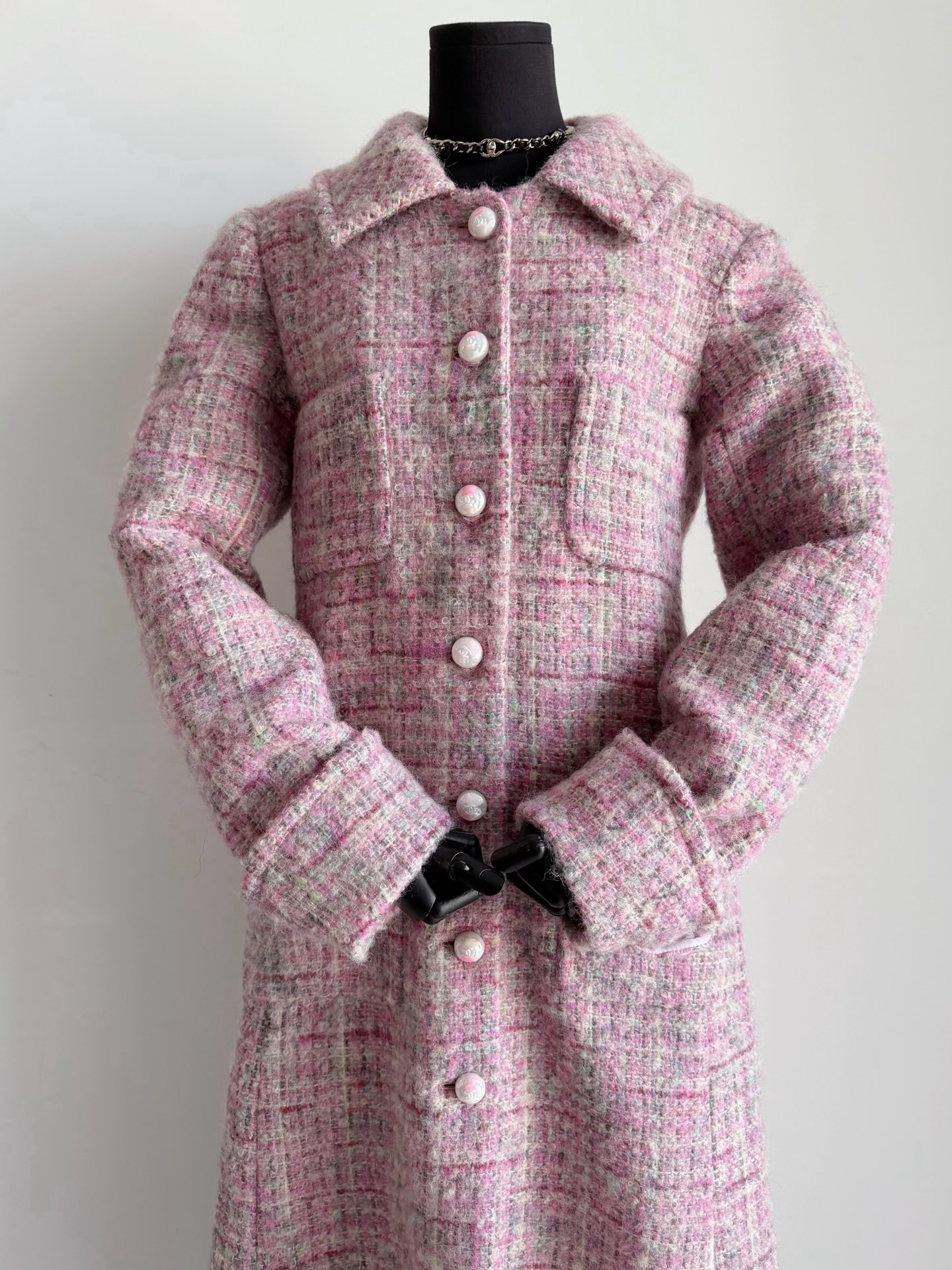 NO:567839,I bought a long tweed jacket with a dust bag that made my heart ache. I can pat my chest and say that you are so thoughtful and spend so much money to develop products for you. Not many tweed woven fabrics such as sheep wool and mohair are made by heavy industry. The feel and weave are repeatedly adjusted, including the order and spacing of the plaid, all are accurately grasped. The whole body is lined with 18-meter silk logo. This cost has already beaten the cost of the entire garment on the market. The design of a large lapel style windbreaker jacket  The style also has a slight waist. Although it is long, it is still easy to control. It beautifies the proportions and makes you slimmer and taller. The VIPs who bought it from the cabinet are full of praise. It is a perfect wardrobe collection level, jackets & coats, real silk, alexander wang19860909配防尘袋买得我肉疼的一件长款粗花呢外套 我可以拍拍胸脯说如此走心 如此花大价钱给你们开发产品的不多了. 重工开定绵羊毛+马海毛等粗花呢编织面料 手感和织法反复调整 包括格纹的排序和间隔,都精准把握 通体18姆全真丝logo内衬 这一个成本已经吊打市面整件衣服成本 翻领式大风衣外套设计 版型上还有略微收腰 虽然是长款但仍然很好驾驭 美化比例,显瘦显身高 柜子买到的vip都是赞不绝口 妥妥的衣橱收藏级别了,,jackets & coats,real silk,alexander wang,Women's clothing