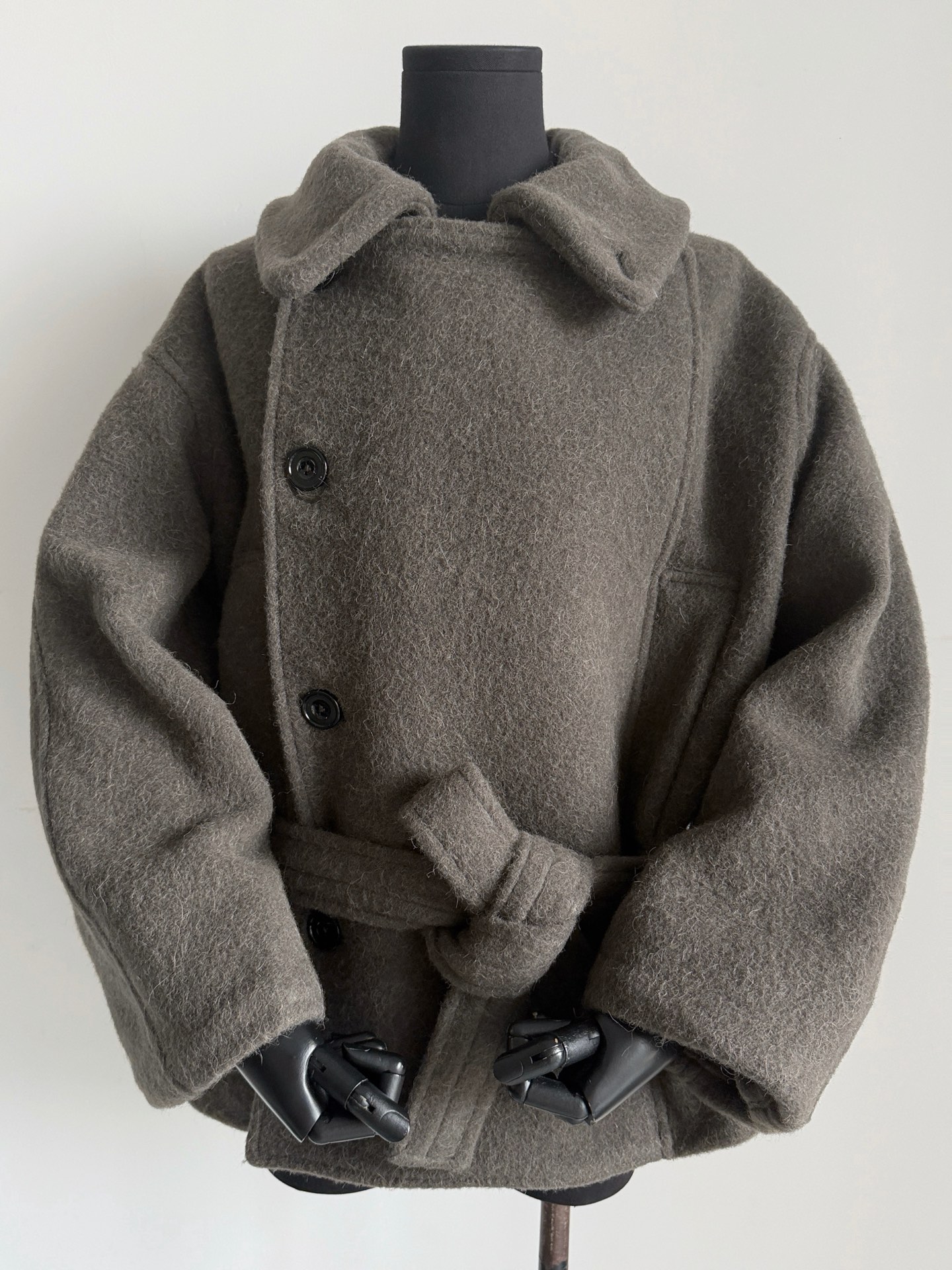 NO:568697,The Le maire · 25FW gray green alpaca wool coat that comes with a dust bag must be on the list. I was impressed by the quality of the actual product when I got it!! You can take the actual product and compare it all over the Internet. We can use such a huge amount of materials to restore the original shape and ensure that it is so lightweight. It can only be achieved with round fabrics. The low-key gray-green matte texture makes you feel noble even through the screen. No wonder it is loved by Kim Hee-min and many bloggers.  Buy my version, you won’t be afraid of matching clothes, and you won’t be embarrassed when you go to the closet, VIP treatment, alexander wang19860909配防尘袋秋冬大衣必须榜上有名的一款 Le maire·25FW灰绿色羊驼毛羊毛大衣 拿到实物被大货质感折服 !! 实物你们可以拿着去全网对比 能做到我们如此巨大用料,还原版型的 还能保证自重如此之轻巧的 只能是圆版面料才能达到 低调灰绿色哑光质感 隔着屏幕也感觉到贵气逼人 怪不得受金喜敏和众多博主喜爱 入手我家版本,不怕撞衫 去柜子也不怕尴尬,vip待遇,,alexander wang,Women's clothing