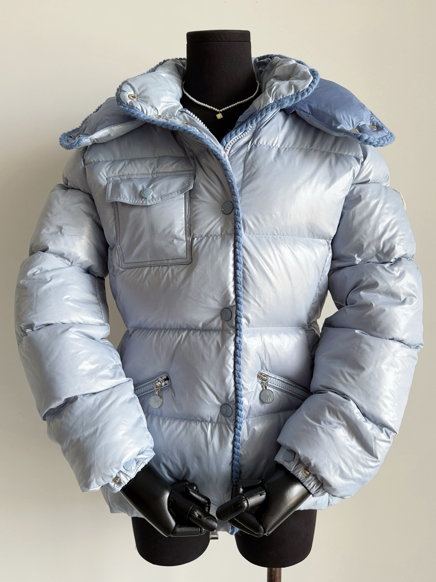 NO:568689,Equipped with a dustproof bag 25FW this year's newly upgraded slim waist. Every color is available for you!! I love the little details of the newly added webbing. It is more elegant and classy than the previous styles. The original wrinkle-like wax leather nylon fabric is still waterproof and anti-fouling. The inside is fully filled with national standard 90 white goose down. You can see our fluffyness through the screen. The small details of the hardware accessories are all in place. Whether you keep it for yourself or give it away, it is very respectable.  This year's first updated menstrual down jacket must have details and quality that cannot be underestimated.,,Moncler,down jacket,alexander wang19860909配防尘袋25FW今年全新升级的小蛮腰 每一个颜色都给你们出!! 实物新加入的织带小细节我太爱了 比起以往的款式更加优雅有腔调. 原厂一致褶皱感油蜡皮尼龙面料 依旧做到了防水防污处理 内里国标90白鹅绒饱满填充 隔着屏幕都看得到我们的蓬松度 五金配件小细节通通到位 不论自留还是送人都倍儿有面 今年第一款更新的蒙口羽绒服 一定要有它不可小觑的细节和品质.,,Moncler,down jacket,alexander wang,Women's clothing