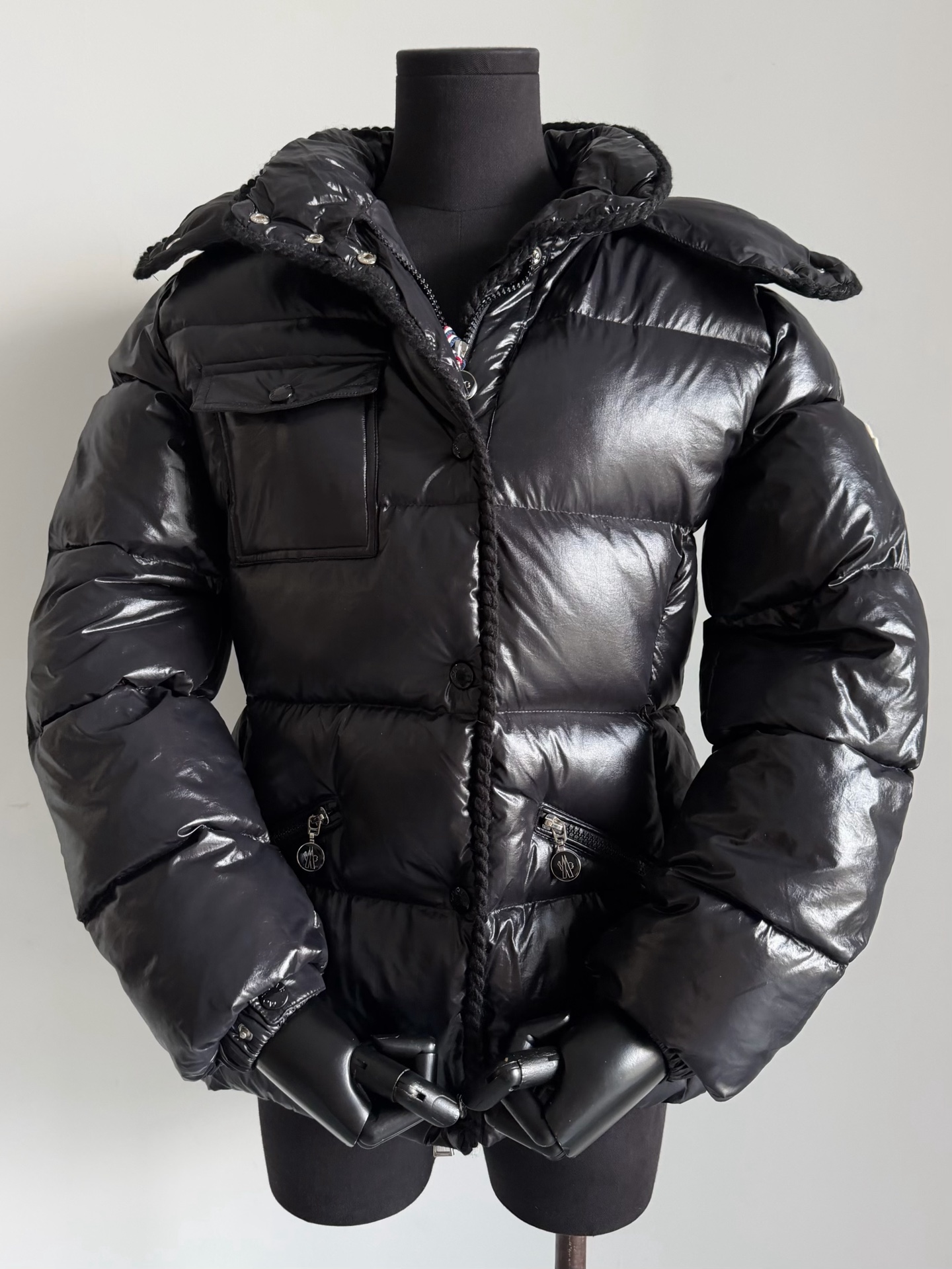 NO:568684,Equipped with dust bag 25FW this year's newly upgraded slim waist, black details, real photos, every color is for you!! I love the newly added small details of the real thing. It is more elegant and classy than the previous style. The original wrinkle-like waxed nylon fabric is still waterproof and anti-fouling. The interior is fully filled with national standard 90 white goose down. You can see our fluffiness through the screen. The small details of the hardware accessories are all in place.  Whether you keep it for yourself or give it away, it’s all good. This year’s first updated menstrual down jacket must have details and quality that cannot be underestimated.,,Moncler,down jacket,alexander wang19860909配防尘袋25FW今年全新升级的小蛮腰 黑色细节实拍图奉上 每一个颜色都给你们出!! 实物新加入的织带小细节我太爱了 比起以往的款式更加优雅有腔调. 原厂一致褶皱感油蜡皮尼龙面料 依旧做到了防水防污处理 内里国标90白鹅绒饱满填充 隔着屏幕都看得到我们的蓬松度 五金配件小细节通通到位 不论自留还是送人都倍儿有面 今年第一款更新的蒙口羽绒服 一定要有它不可小觑的细节和品质.,,Moncler,down jacket,alexander wang,Women's clothing