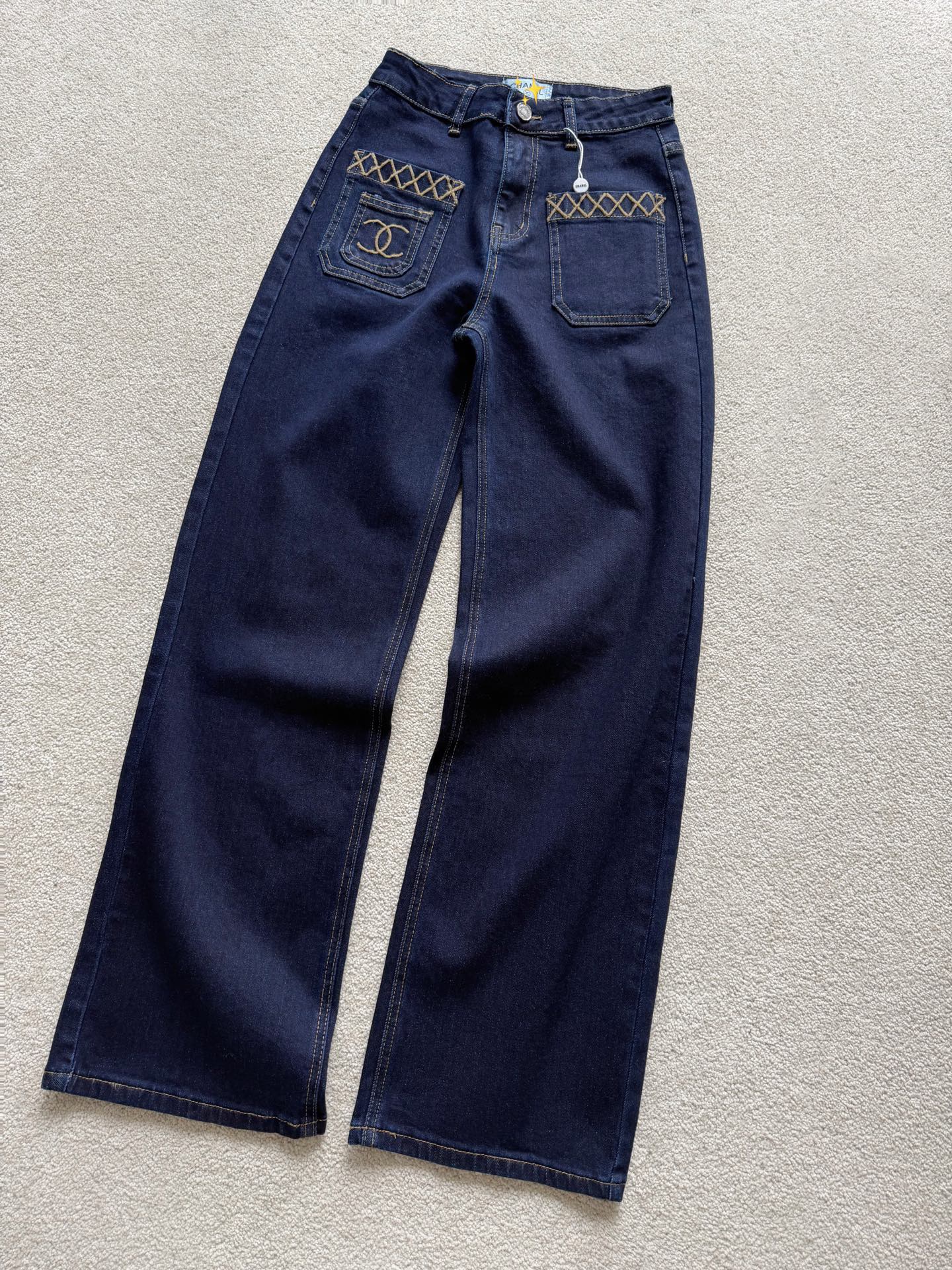 NO:569792,The dark blue jeans that are just in demand in autumn and winter. The appearance and fit can be seen directly from the original picture. The blue tone that you see is what you get. After many washing and dyeing processes, the blue color of large-scale products has a high-end feel that is rarely seen in the wardrobe~~ Straight-leg loose pants, mid-high waist. Simple logo embroidery on the front pair. The clean version on the back pair is high-end and durable. It can be perfectly matched with more than half of the autumn and winter tops in the wardrobe without stress. Jeans, alexander wang19860909秋冬刚需款深蓝色牛仔裤 可以原图直出的颜值和版型 所见即所得的蓝调 经过多次水洗加染色处理 大货的蓝是衣橱都很少有的高级感~~ 直筒偏宽松裤型,中高腰 前副简约logo刺绣 后副净版高级耐看 和衣橱一半以上的秋冬上衣 都可以完美适配无压力,,jeans,alexander wang,Women's clothing