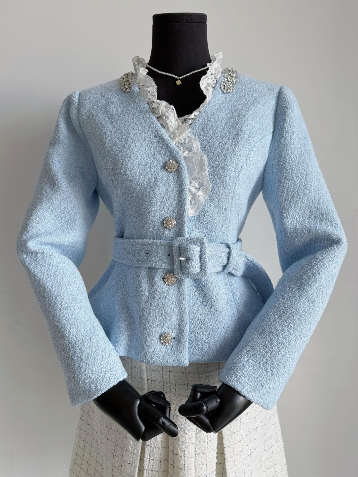 NO:569782,The socialite style that can be worn every day must be Self-Portrait. It has both exquisite details and high-end styles. You can’t help but look at it when hanging in the closet. Customized sky blue tweed fabric with rich texture/layering. V-neck cut, spliced lace and hand-stitched rhinestones. It feels like another one # Xu Yan private clothes ~~ The waist-cut version can also have a good figure in autumn and winter. Belts of the same color can be worn or not, for commuting/dating/daily outings in autumn and winter.  They are all suitable for freshness, age reduction, gentleness and nobility. Hurry up, alexander wang19860909日常可穿的名媛风还得是Self-Portrait 既有精致小细节又有上档次的版型 挂在衣橱都会忍不住多看几眼. 定制天蓝色粗花呢面料 肌理感/层次感都丰富 V领剪裁拼接蕾丝加手缝钻 感觉又一件 # 许妍 私服 ~~ 收腰版型在秋冬也能拥有好身材 同色系腰带可系可不系 秋冬通勤/约会/日常外出 都很适合 清新减龄 温柔显贵气 赶紧入,,alexander wang,Women's clothing