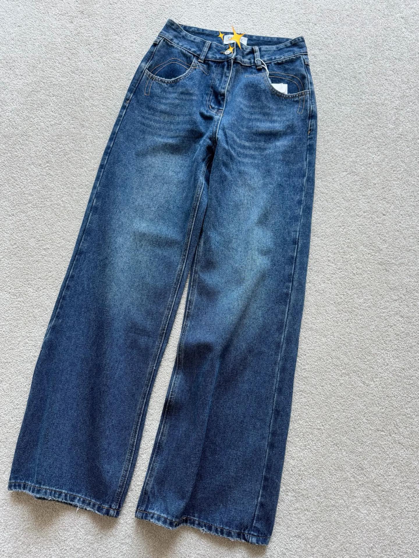 NO:569758,Continue to release new straight-leg jeans. My specialty patch embroidery logo technology is newly upgraded this year, and the quality is online. This low-key, simple trousers without obvious logo can meet the needs of daily commuting/outing/traveling for various occasions. They are made of true blue distressed and eco-friendly washing. They are also completely matched with the upper body. The classic straight-leg mid-high waist shows the excellent shape. The first batch of good products are shipped every day, jeans, alexander wang19860909继续发布新款直筒牛仔裤 我家拿手的贴布刺绣logo工艺 今年全新升级,品质在线 这种低调简约又没明显logo的裤子 可以满足日产通勤/出街/旅行 多场合穿搭需求 采用的正蓝色做旧环保水洗 也是完全不挑上半身搭配的. 经典直筒中高腰看得到版型的优秀 首批好货入库每天发,,jeans,alexander wang,Women's clothing