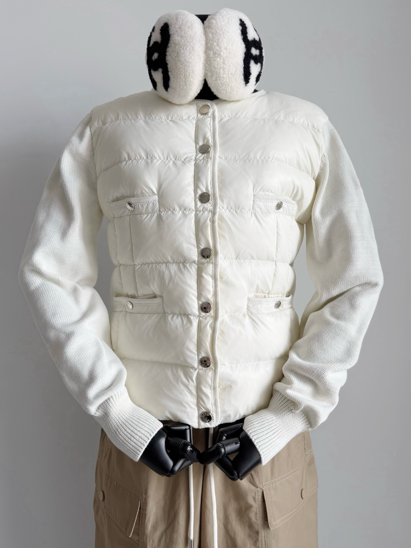 NO:570711,Comes with a dust bag. As authentic southerners, they have no resistance to the spliced down jacket. It is practical and comfortable and has no resistance!! The country has begun to continue to cool down. This classic spliced sleeve comes just in time ~~90 white goose down and wool knitting. The front part is divided into velvet and evenly kept warm. The back + sleeves are spliced with stretch knit. It is comfortable and breathable without looking bloated at all. Northern customers can wear it inside a coat, and southern customers can naturally wear it until early spring.  Each piece is delivered in a dust bag,,down jacket,alexander wang19860909配防尘袋作为地道的南方人对拼接羽绒服 实穿又舒适,毫无抵抗力 !! 全国开始持续降温 这件经典款拼接袖来得刚刚好 ~~ 90白鹅绒搭配羊毛针织 前副分格式充绒均匀保暖 后背+袖子拼接弹力针织 舒适透气,一点也不显臃肿. 北方顾客可以当内搭叠穿在大衣里 南方顾客自然可以一直穿到早春 每一件配送防尘袋包装,,down jacket,alexander wang,Women's clothing